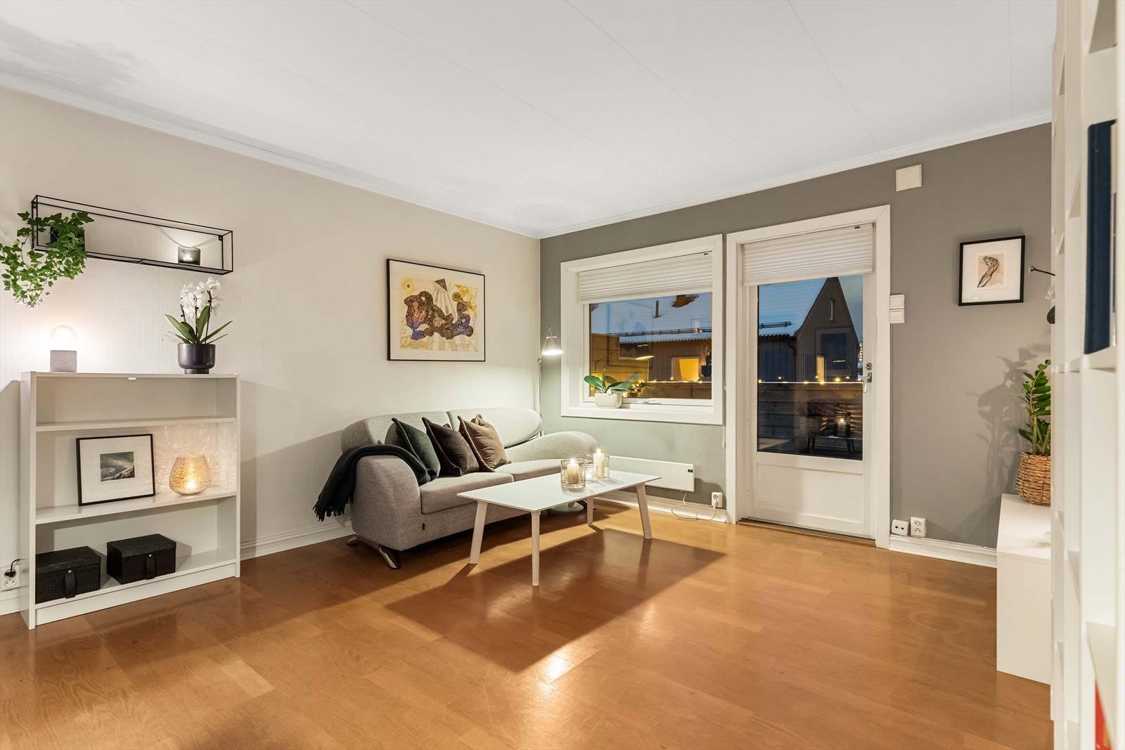 Tregulv gir en varm og naturlig følelse i oppholdsrommet. Galleribilde