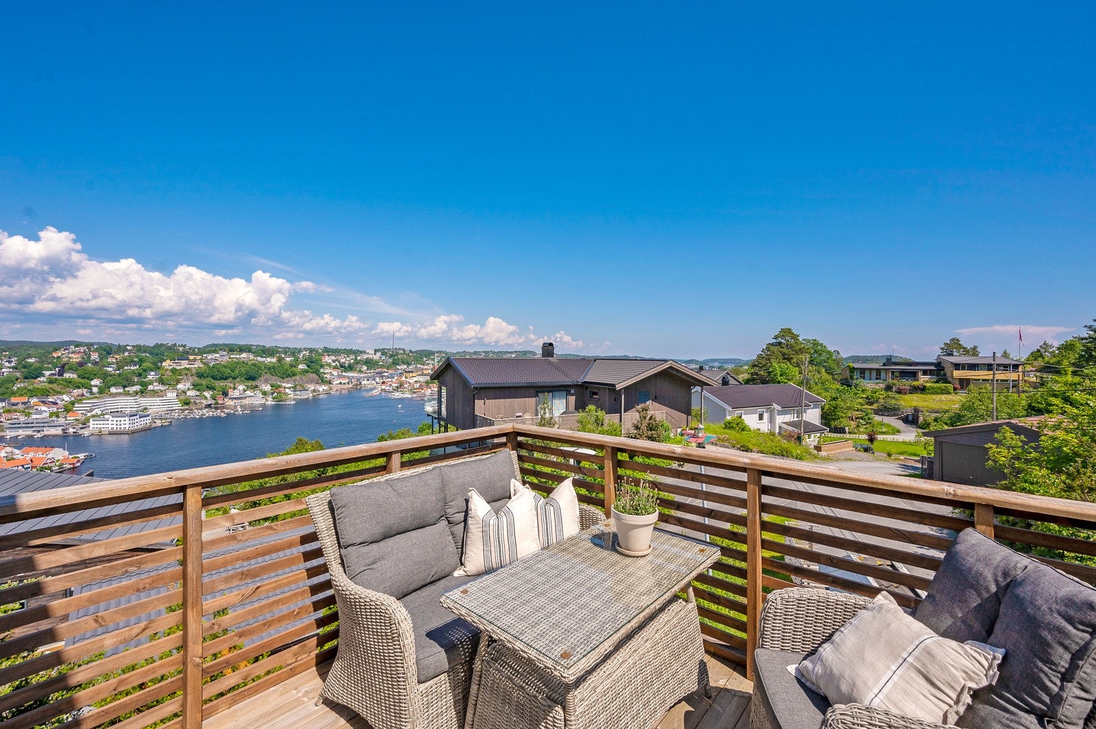 Terrasse med utgang fra kjøkkenet med fantastisk utsikt Galleribilde
