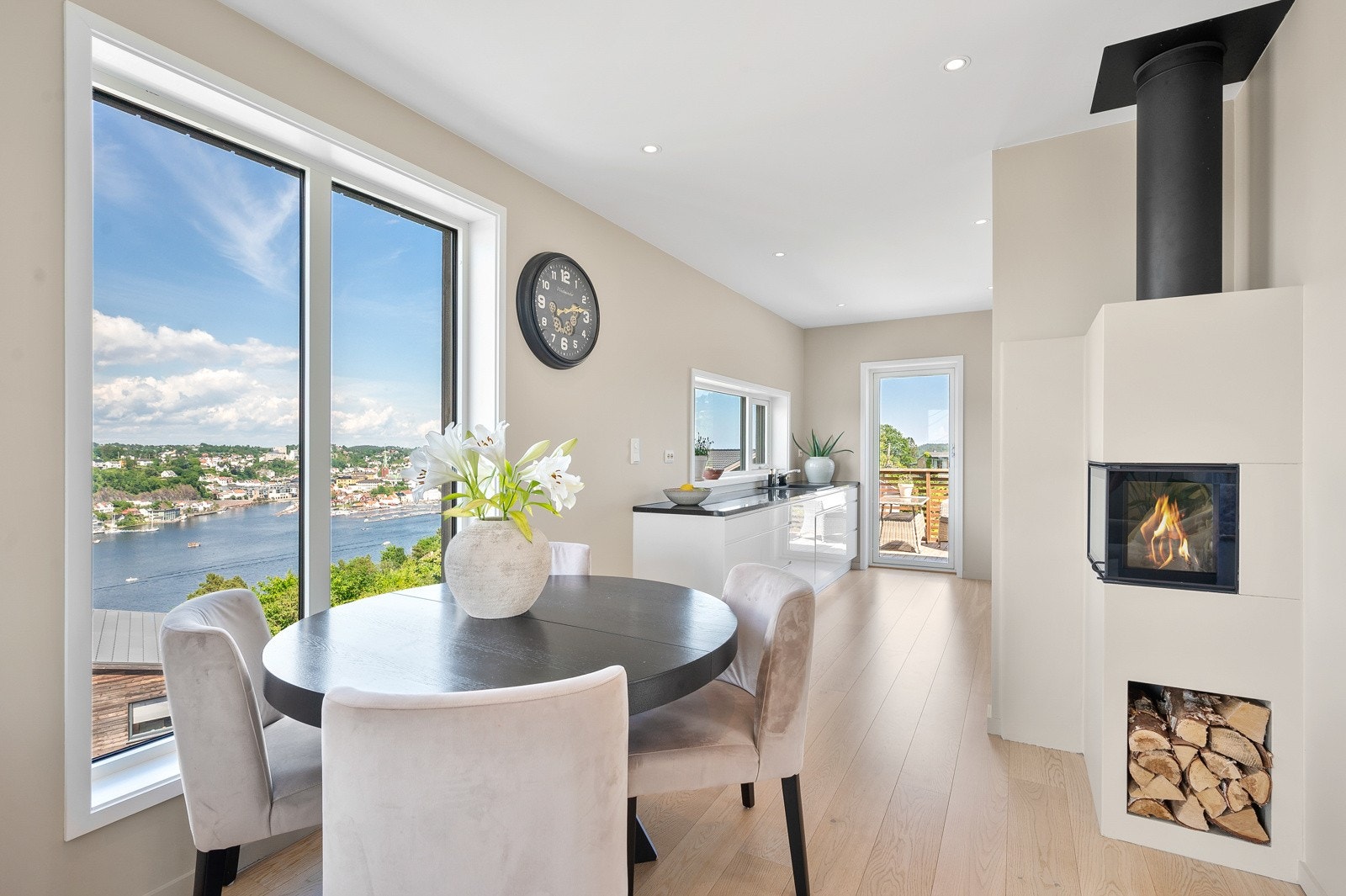 Tidsriktig og åpen kjøkkenløsning med kjøkkenløsning. Den lekre peisen med innsats av fra Nordpeis og dens flammer kan nytes fra hele rommet Galleribilde