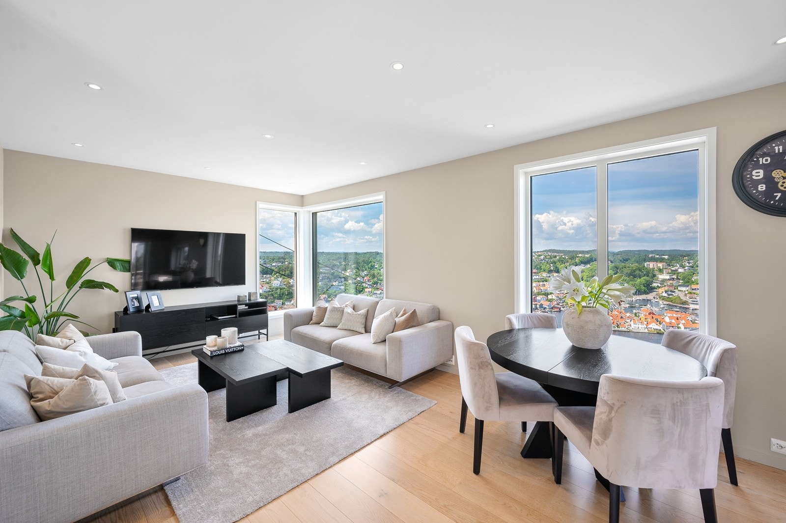 Stuen har god møbleringsfrihet med god plass til sofagruppe, tv og spisebordsmøblement Galleribilde