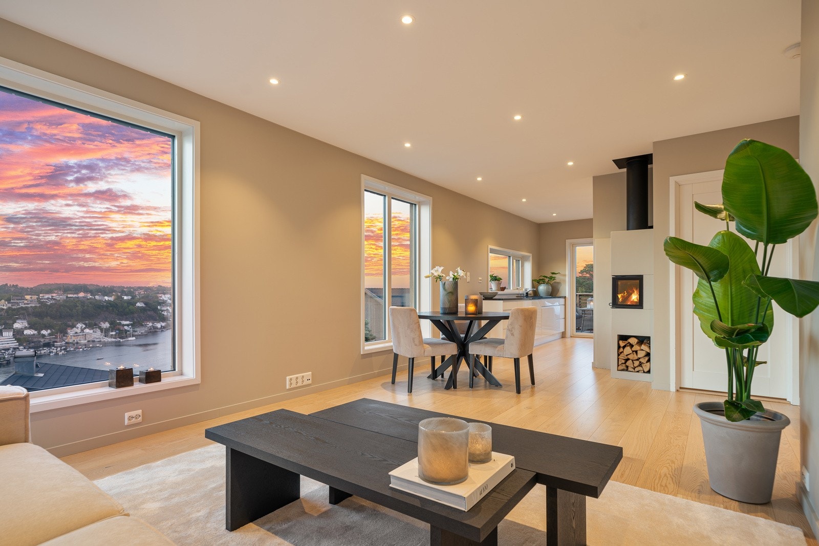 Stuen har store vindusflater som sørger for innslipp av utsikt og naturlig dagslys Galleribilde