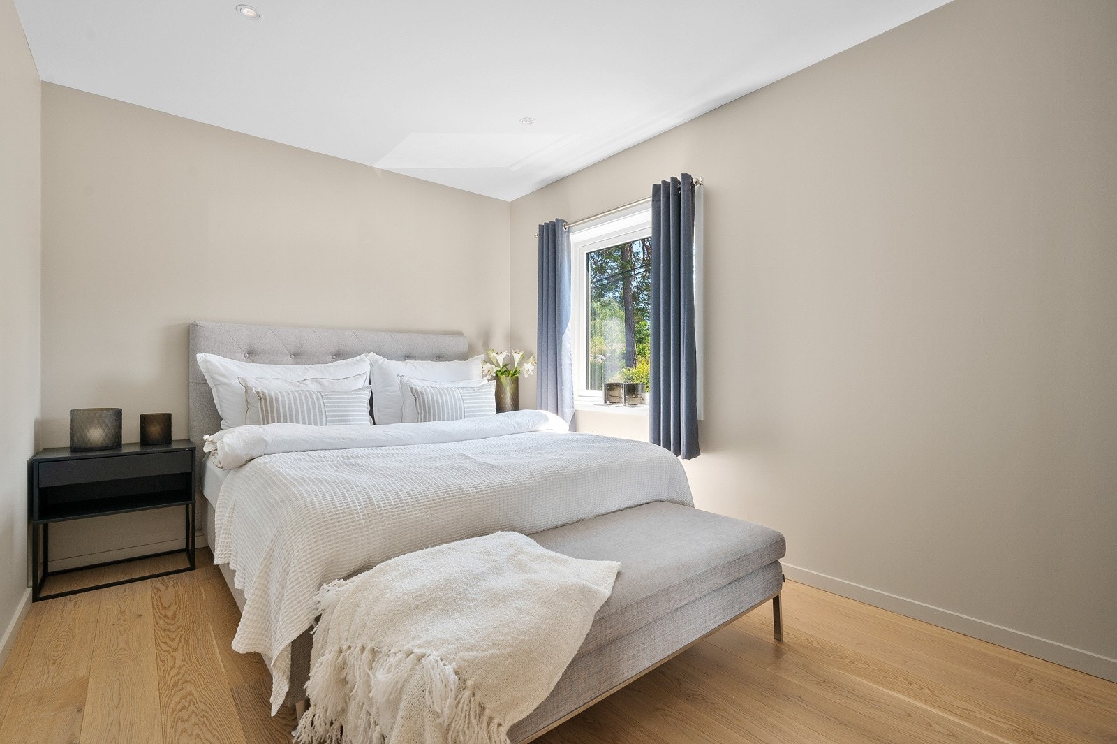 Det er totalt tre soverom i boligen. I andre etasje er det ett soverom, her er det god plass til dobbeltseng og garderobe Galleribilde