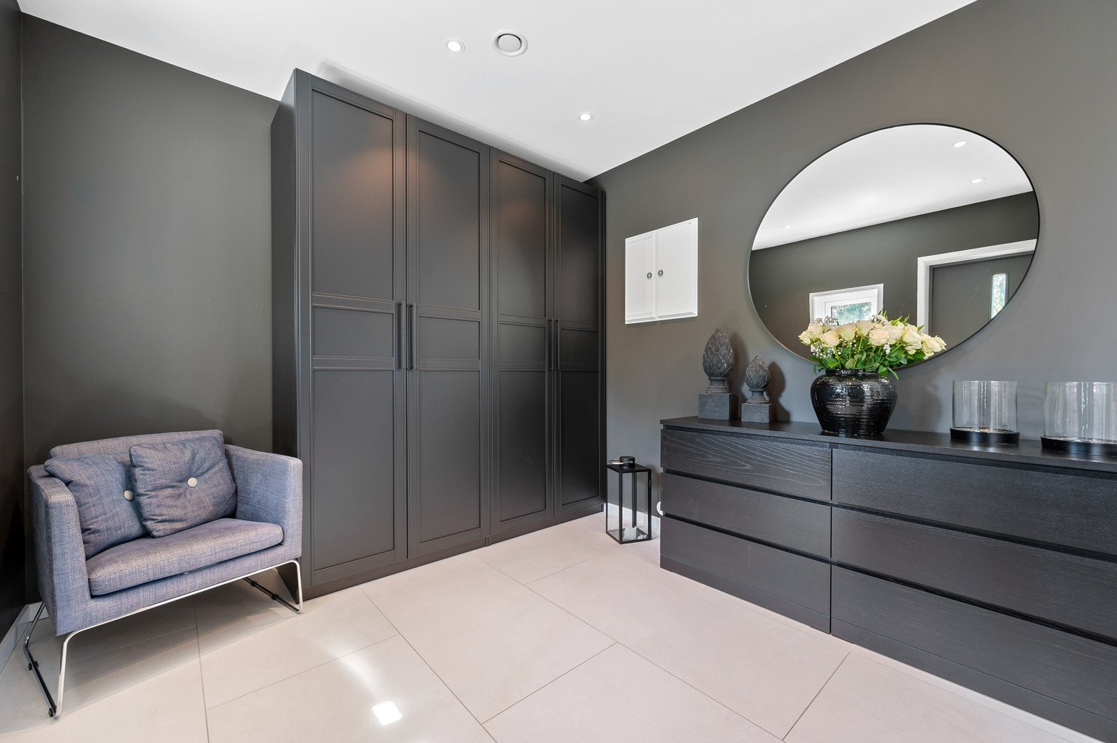 Man ønskes velkommen inn i den lekre entreen med praktiske flier på gulv og garderobeløsning for oppbevaring av sko og yttertøy Galleribilde