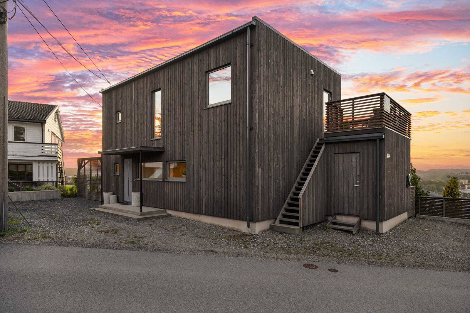 Parkeringsplass på to sider av huset til 3-4 biler, mulighet for å anlegge plen Galleribilde