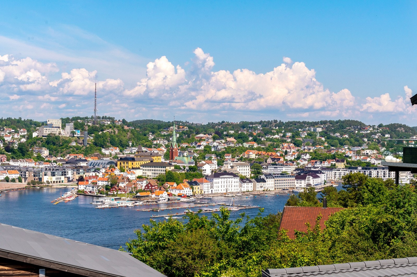 Eiendommen ligger høyt og fritt med fantastisk utsikt mot byfjorden, den historiske bebyggelsen på Tyholmen og mot Terneholmen Galleribilde