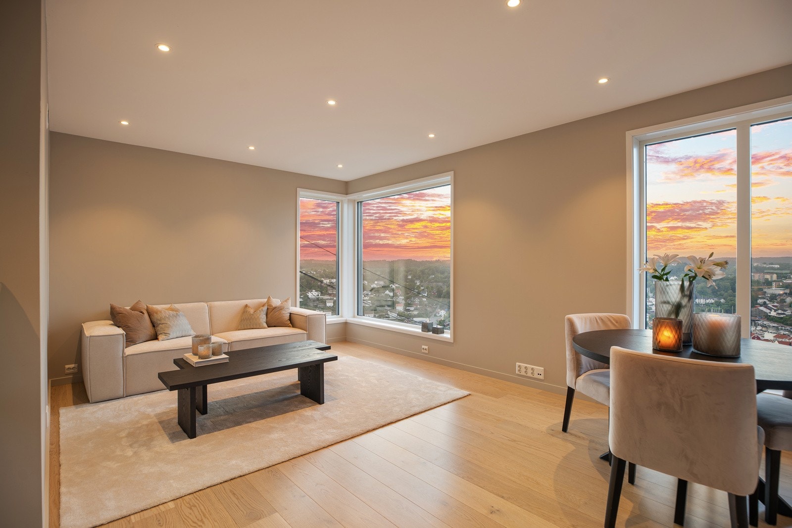 Det er gjennomgående delikate fargevalg på vegger og gulv Galleribilde