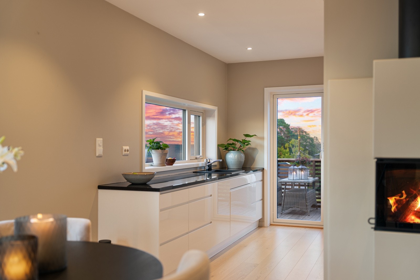 Et lekkert kjøkken og spisestue med god plass til langbord Galleribilde