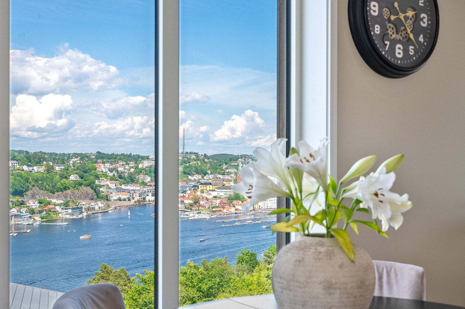 Vinduene gir panoramautsikten fullt innslipp i stuen, her er det ikke behov for kunst på veggene hvor den vidunderlige utsikten er i fullt fokus Galleribilde