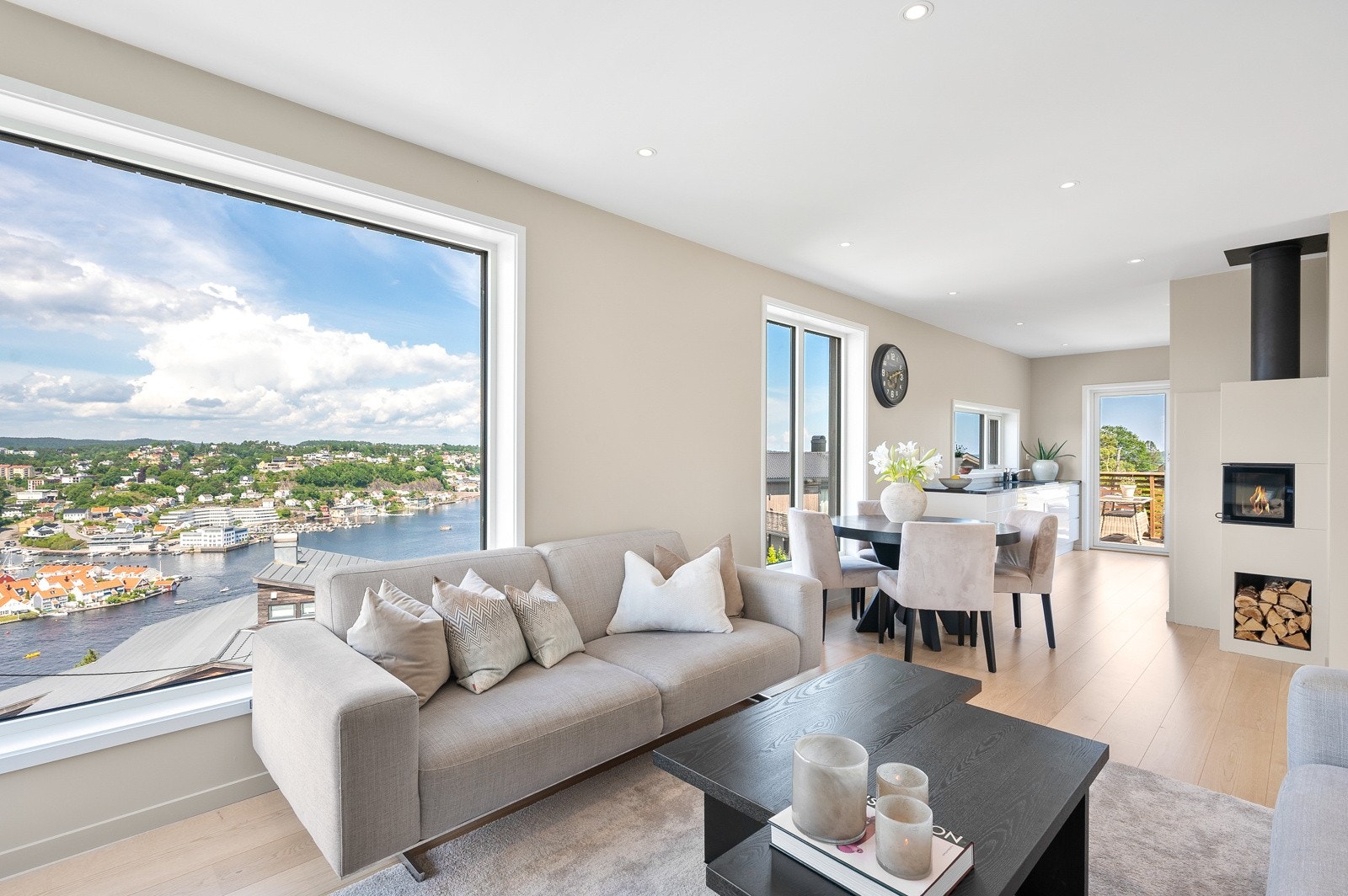 Lys og særdeles hyggelig atmosfære i stuen og kjøkken, og utsikten må virkelig oppleves! Galleribilde