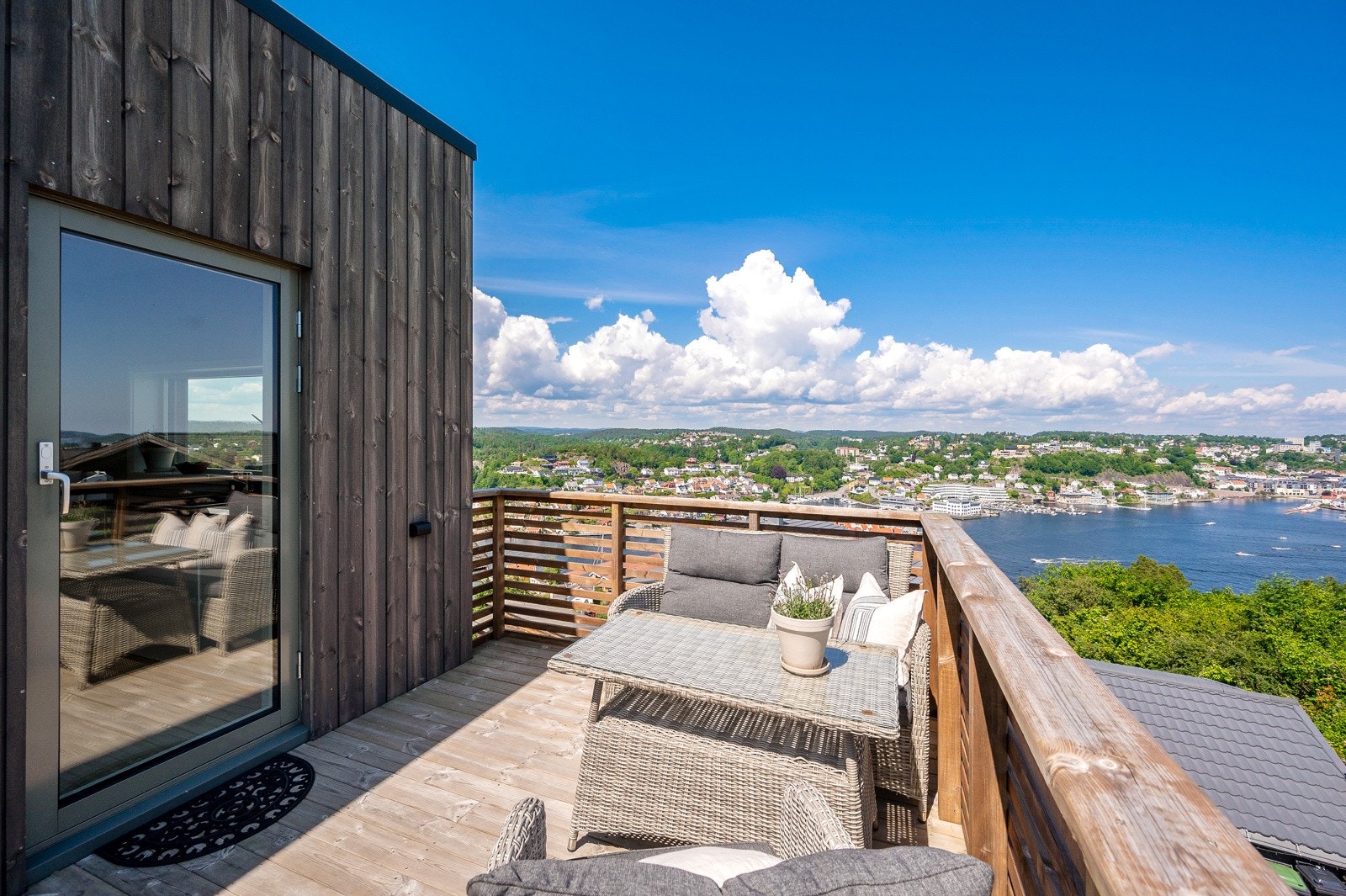 Eiendommen ligger svært solrikt plassert med sol fra tidlig morgen til ca. kl. 22 på høysommers tid Galleribilde