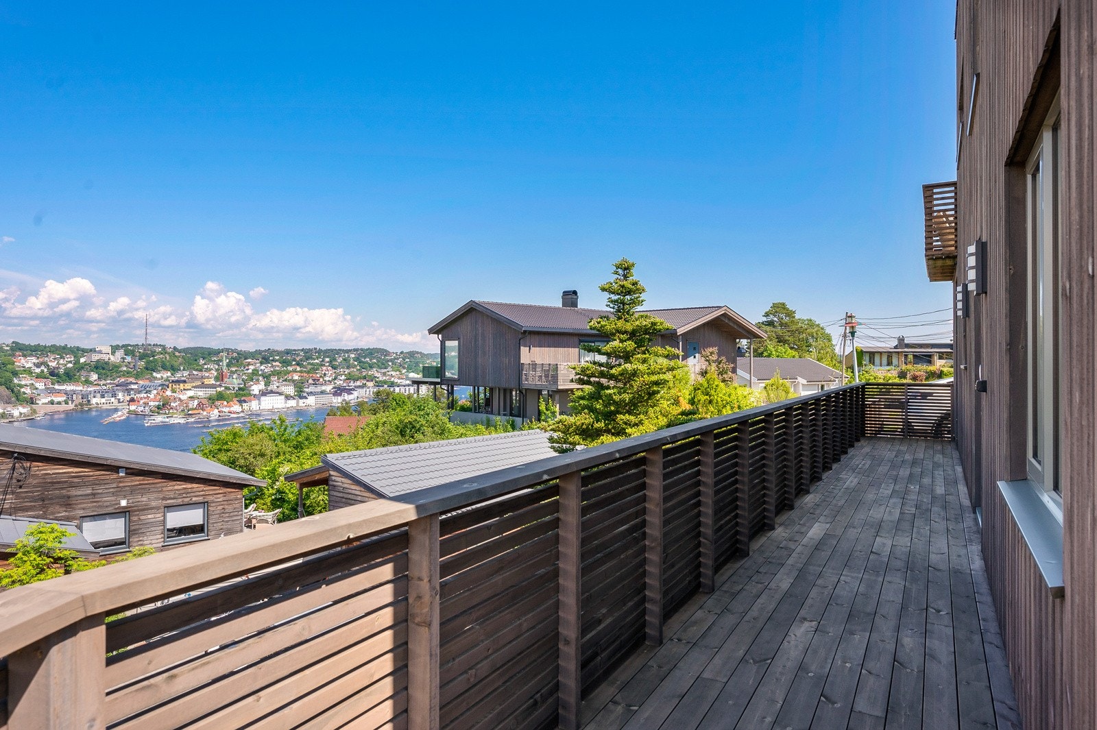 Langsgående terrasse rundt to sider av boligen Galleribilde