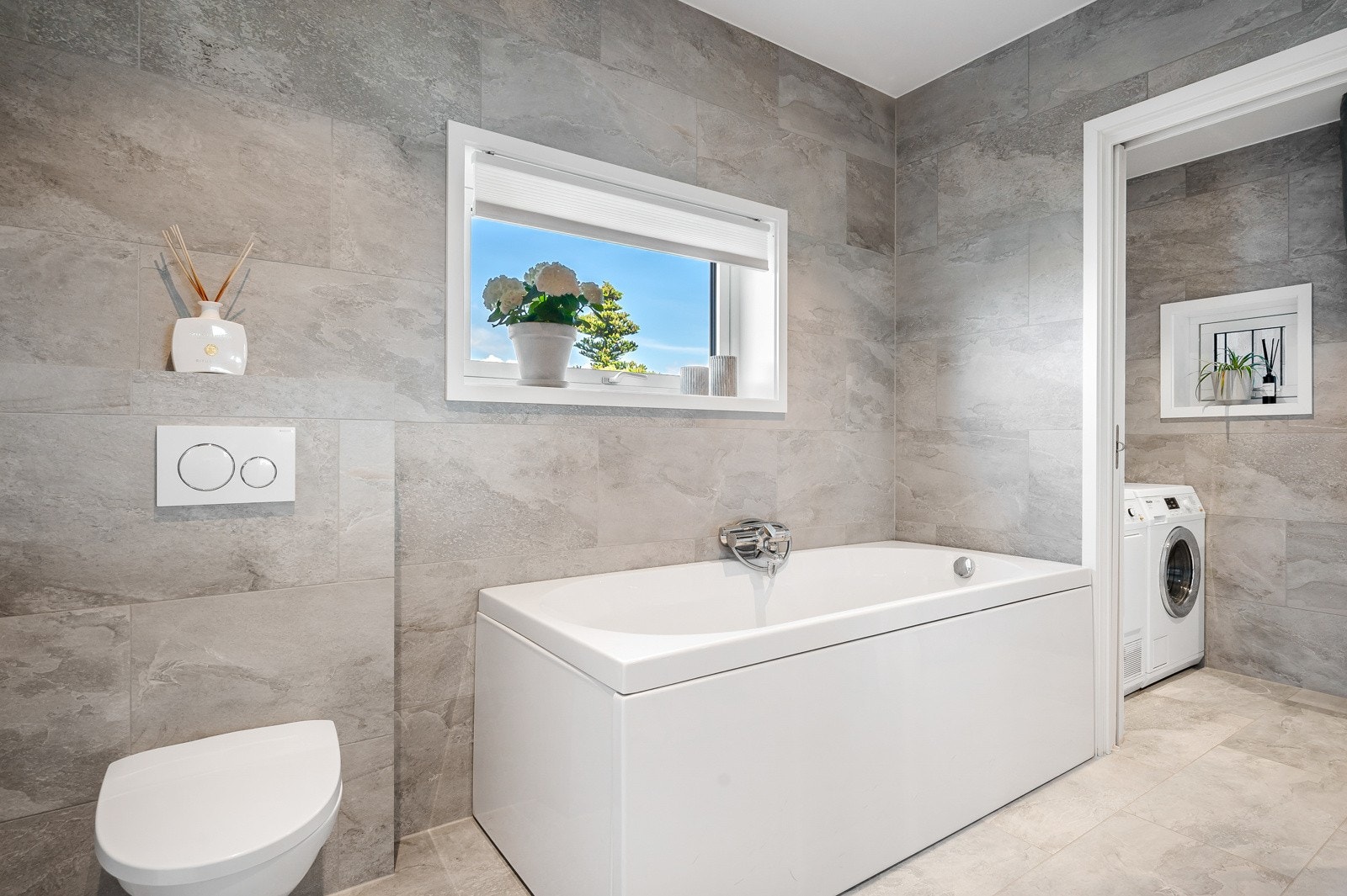 Begge bad har lekker innredning i klassisk hvitt med dobbel servant, deilig badekar og vegghengt toalett Galleribilde