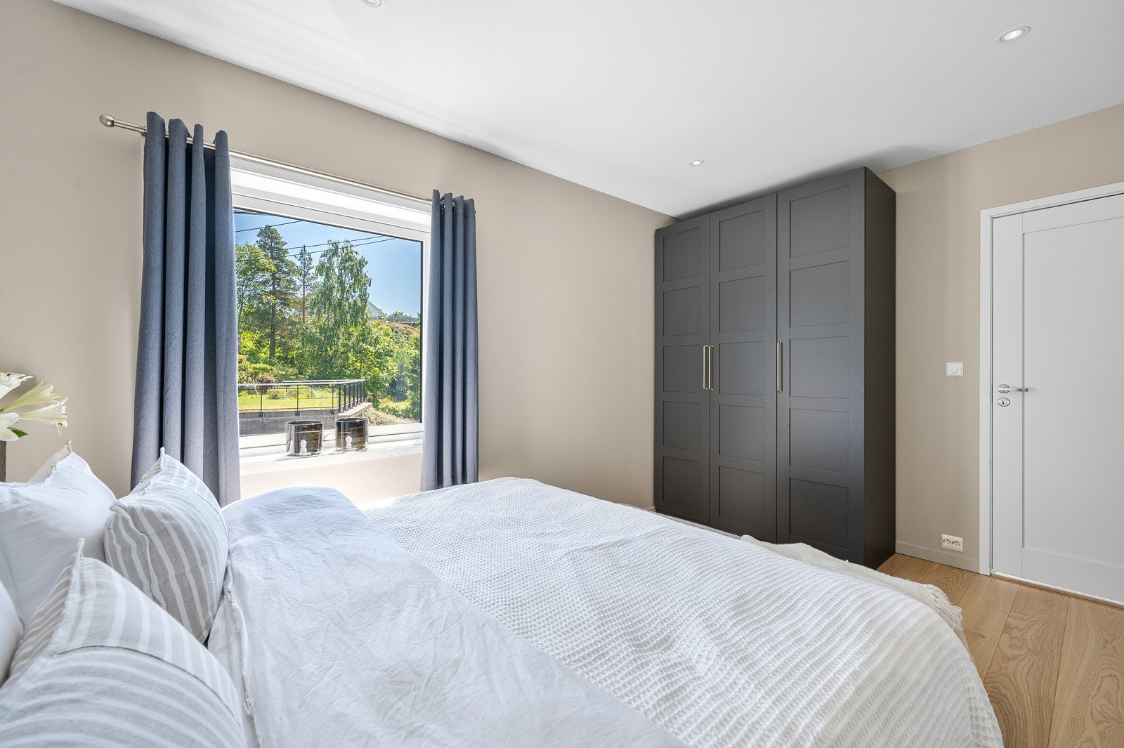 Medfølgende garderobeskap på soverommet Galleribilde