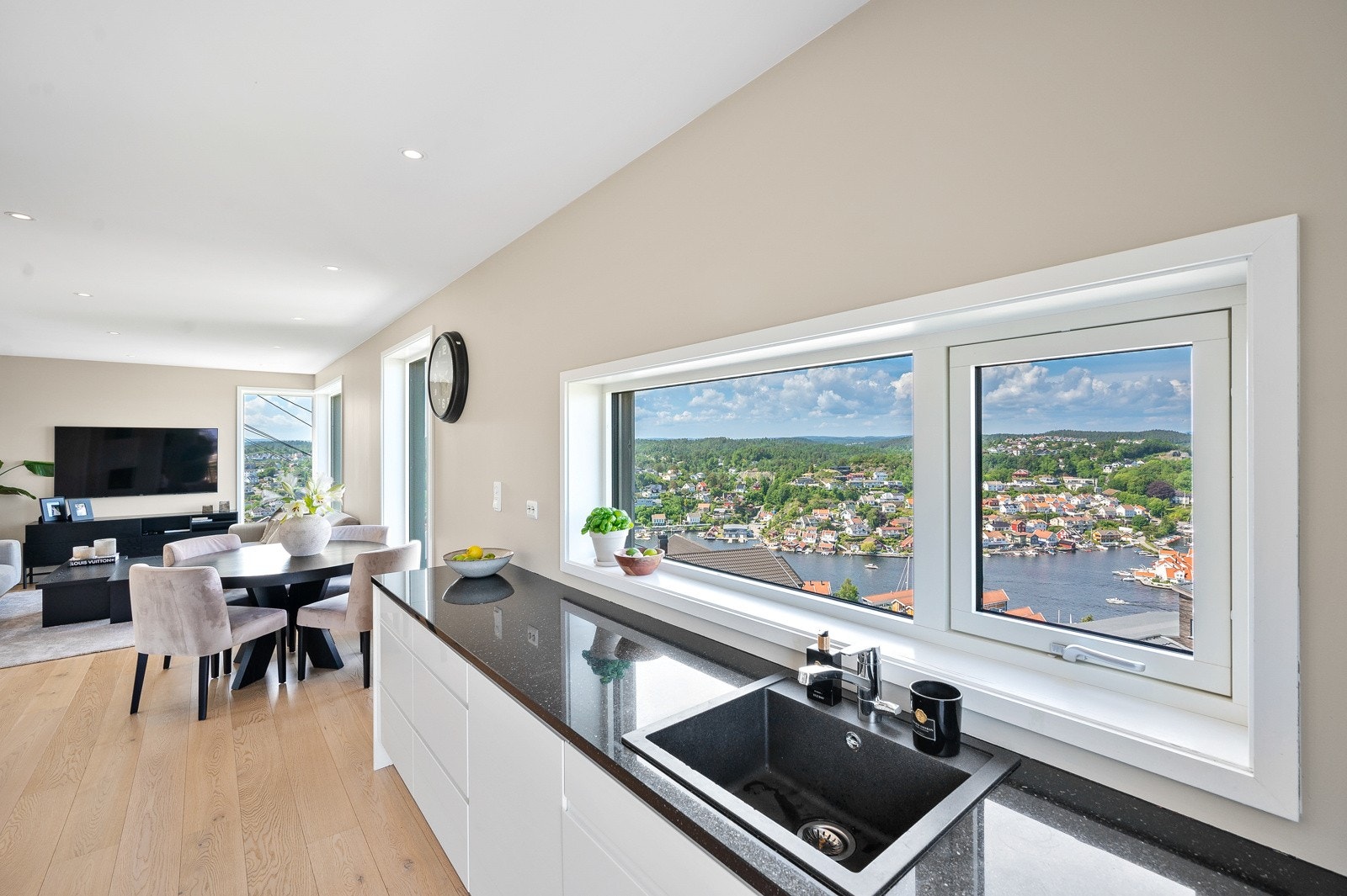 Den luksuriøse benkeplaten av granitt fra Fevik Stein Galleribilde