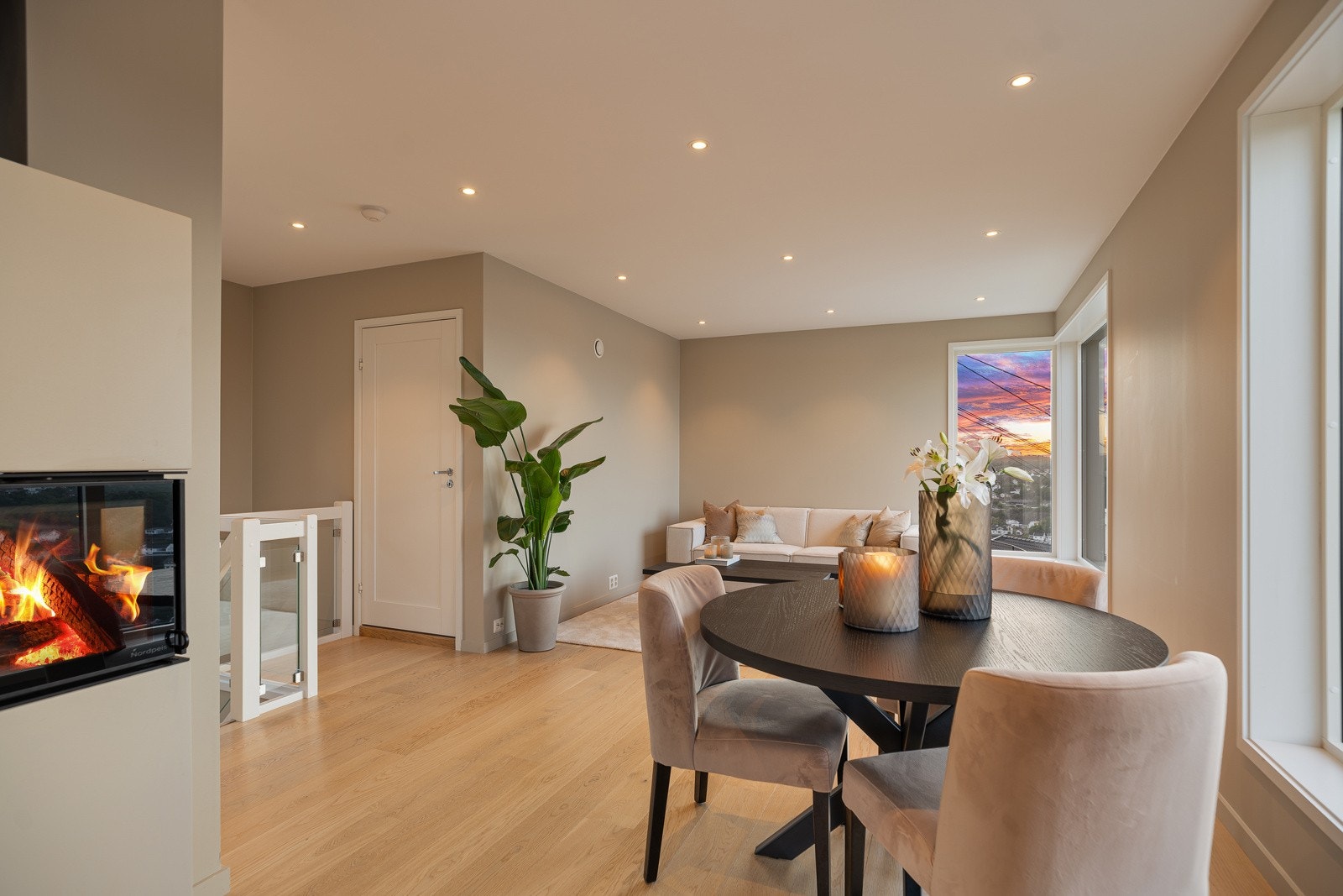 Downlights i himlingen sørger for dempet og behagelig belysning Galleribilde