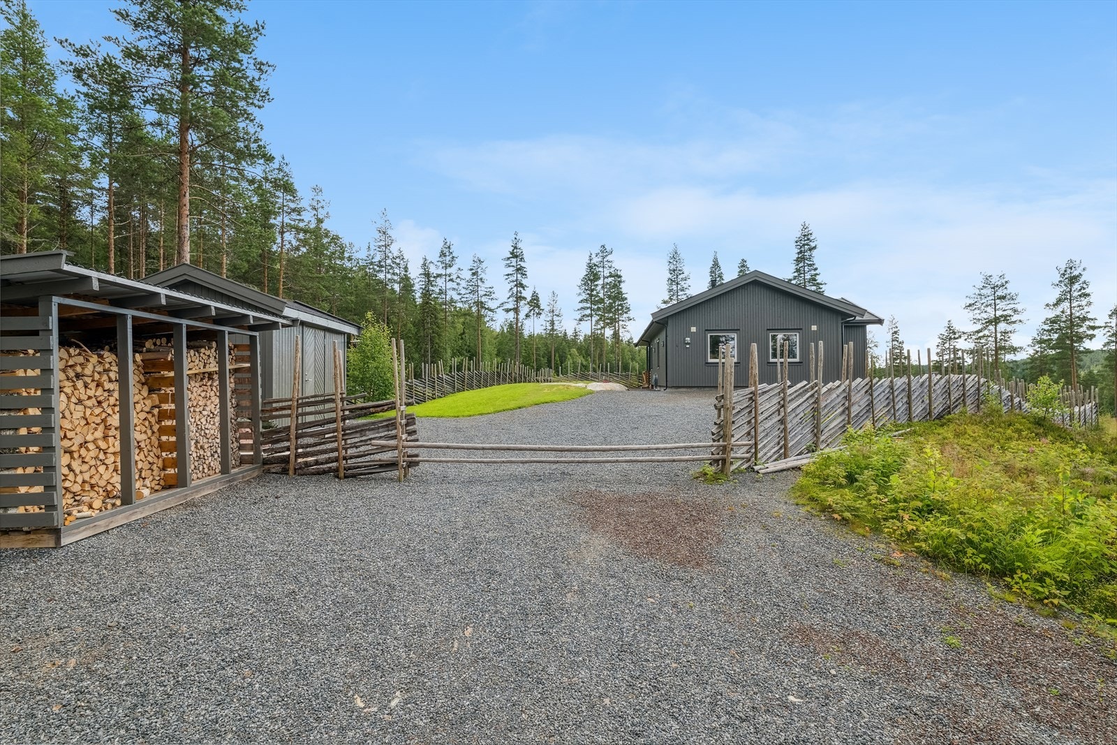 Tomten er romslig, og deler av den er gjerdet inn med skigard. Galleribilde