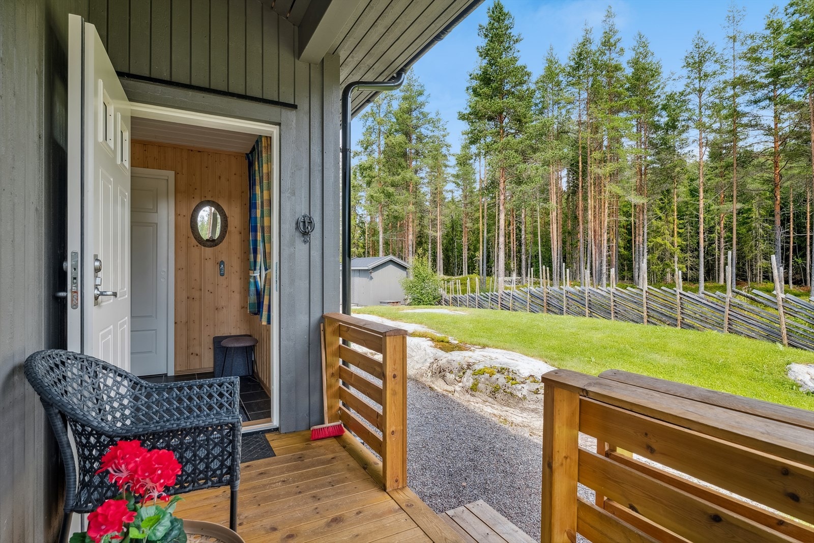 Overbygget inngangsparti med plass til møblement. Galleribilde