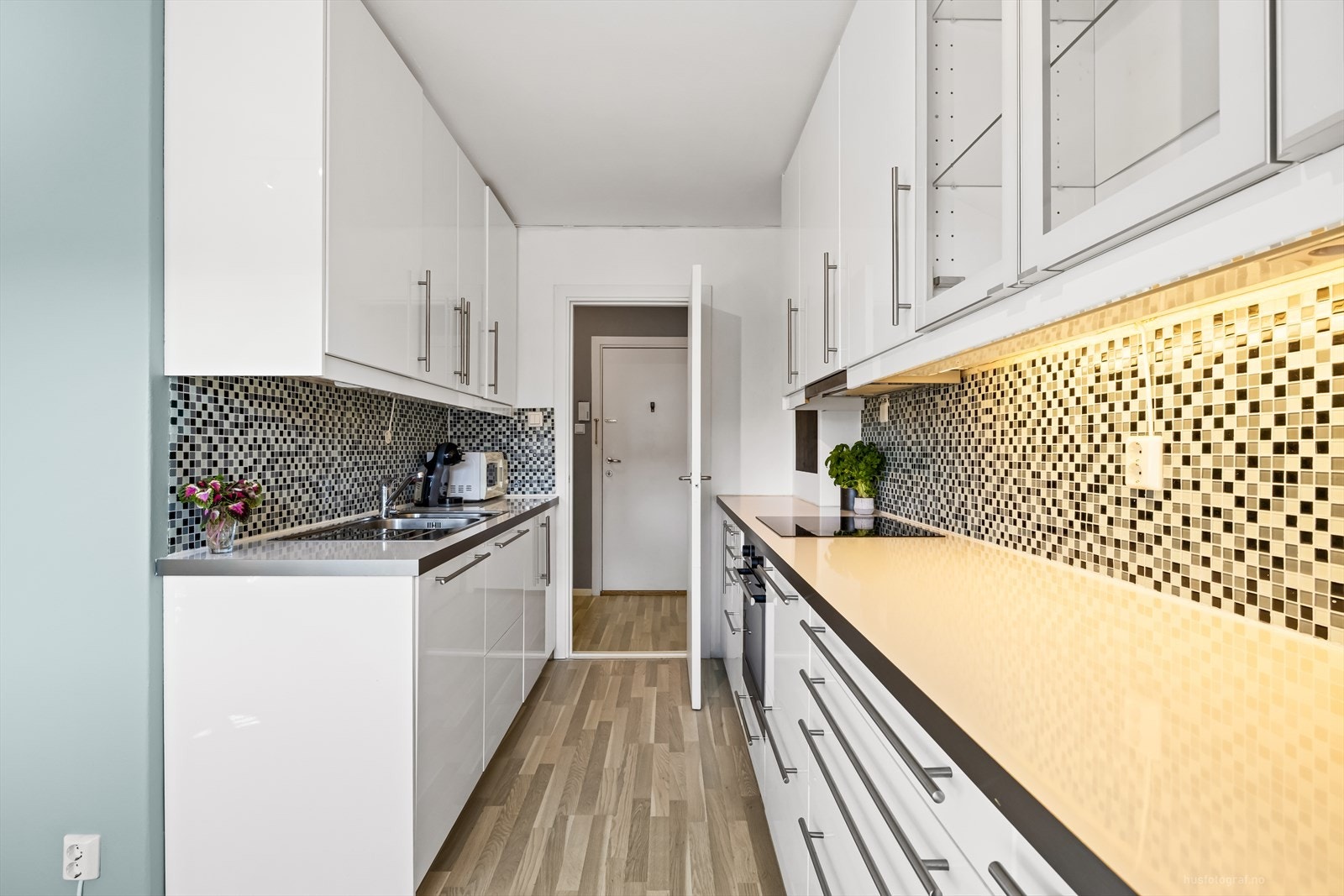 Moderne kjøkken med integrerte hvitevarer. Galleribilde