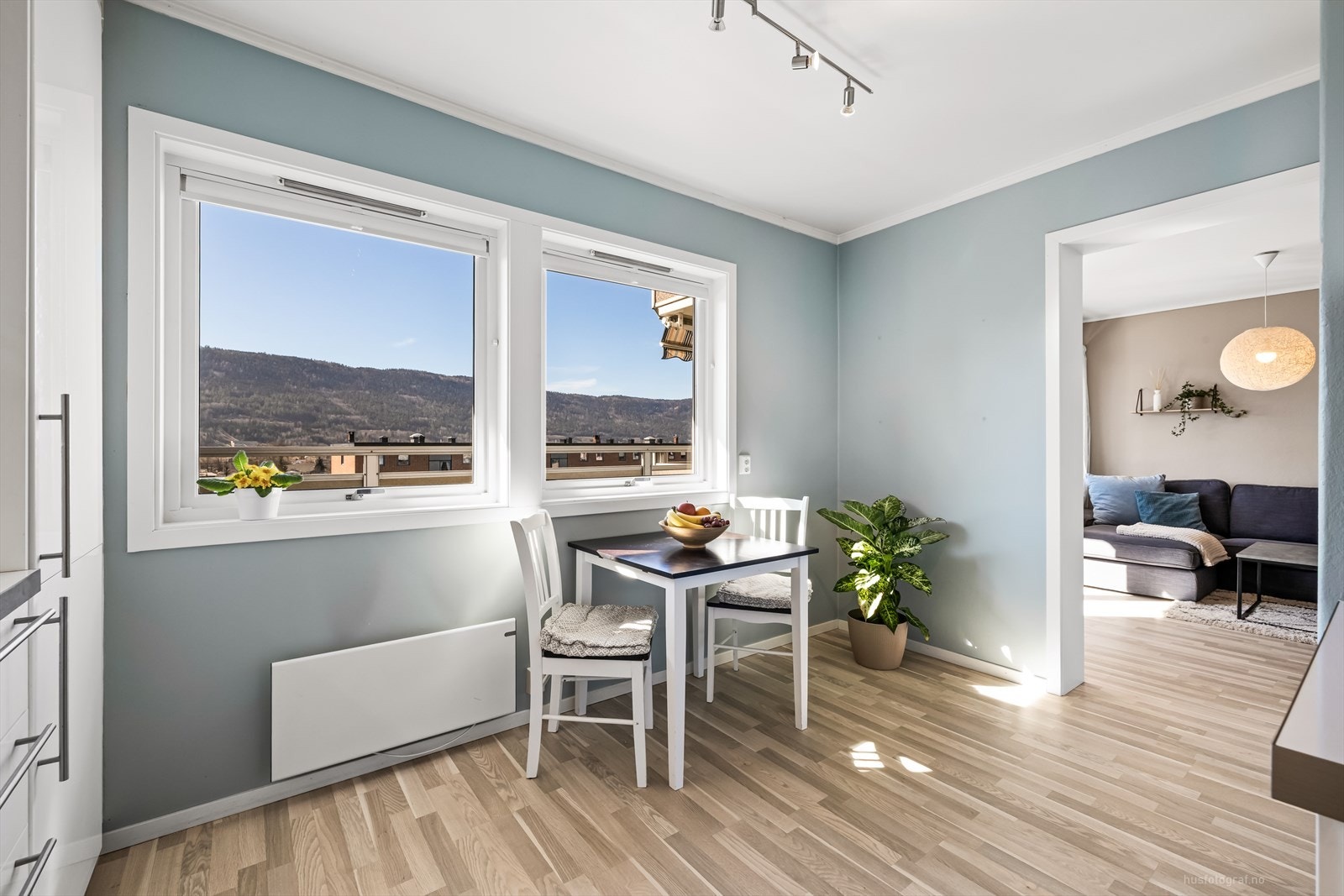 Gode lysforhold fra vindu og delvis åpen løsning mot stuen. Galleribilde