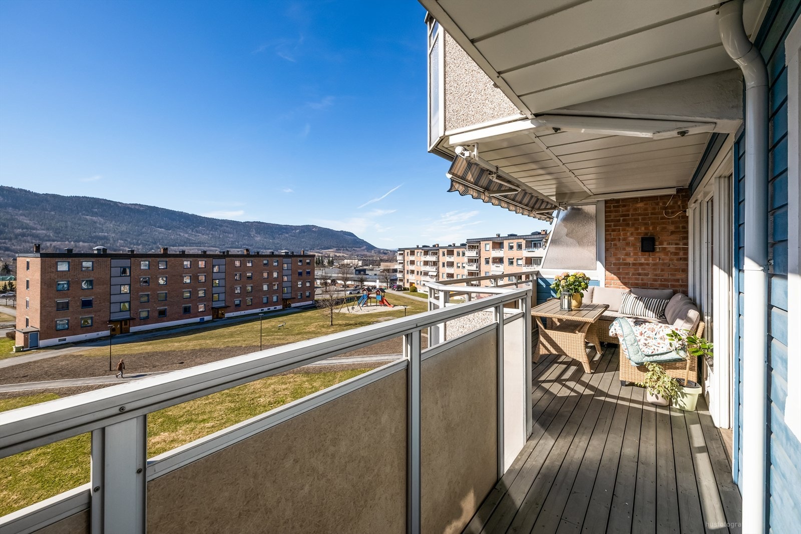 Romslig balkong på 13 kvm med god plass for utemøbler. Galleribilde