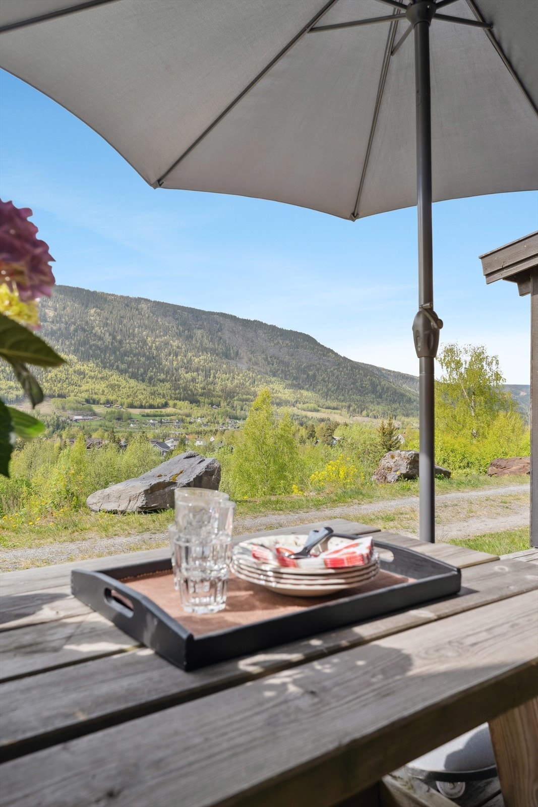 Fra leiligheten har man utsikt mot Fakkelmannen og oppover Gudbrandsdalen. Galleribilde