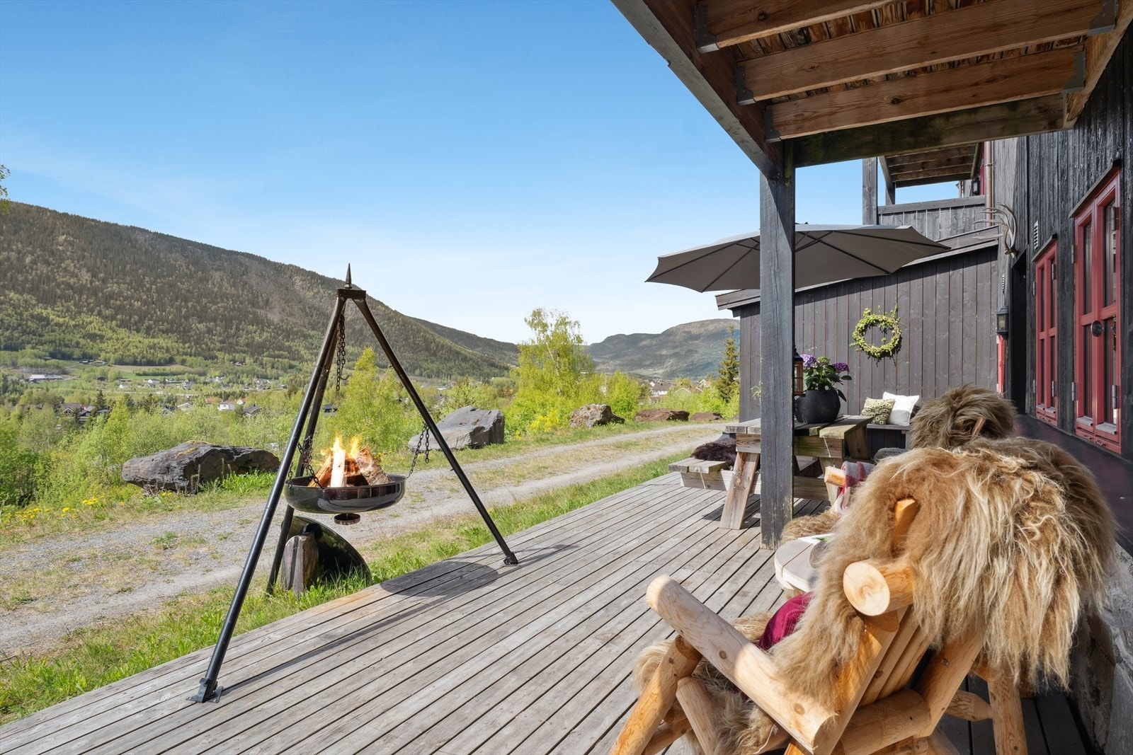 Leiligheten ligger i underetasjen og har adkomst fra bakkeplan via en hyggelig, vestvendt terrasse på 35 kvm. Galleribilde