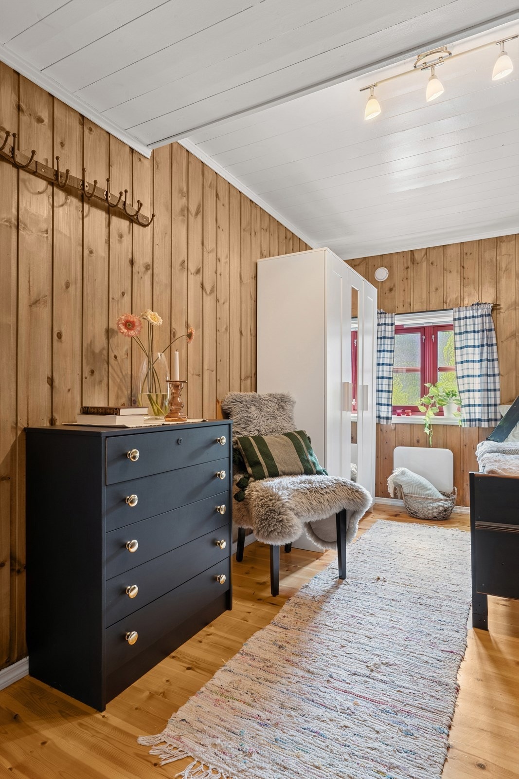 Soverommene har god plass til seng og tilhørende møblement. Galleribilde