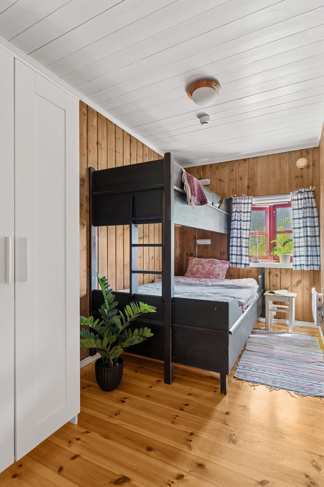 Romslig soverom med familiekøye og garderobeskap. Galleribilde