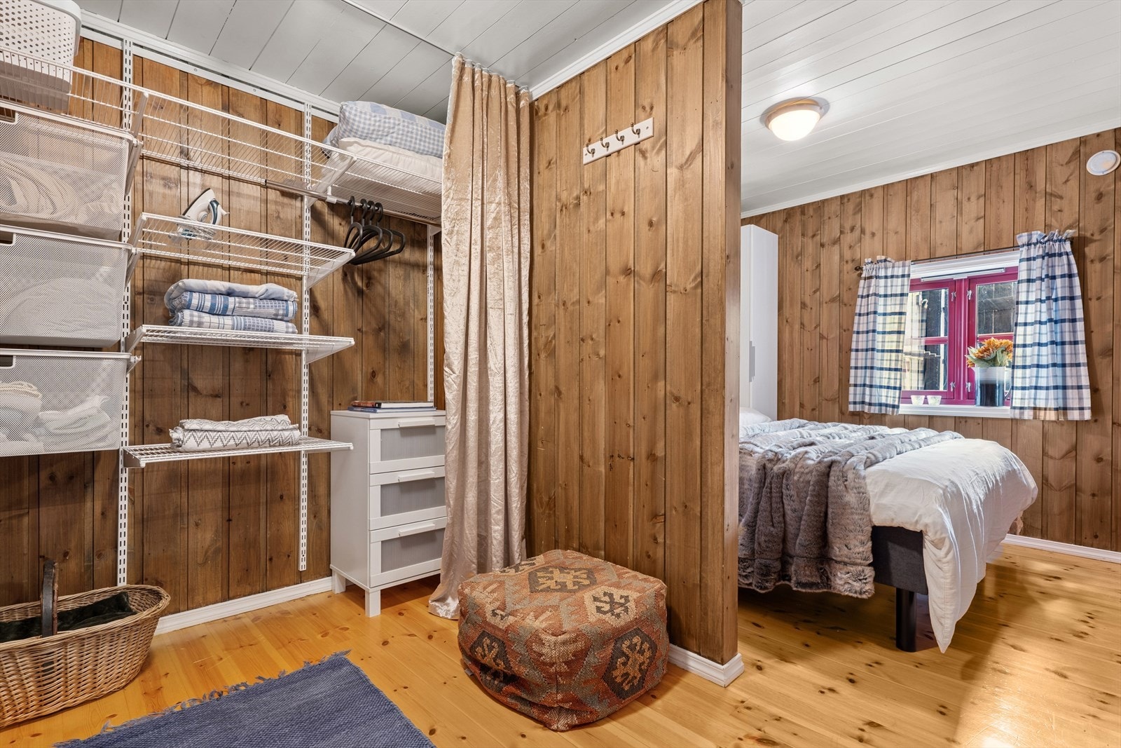 Hovedsoverommet er inndelt i to soner, hvor den ene har seng og den andre delen er benyttet til oppbevaring. Galleribilde