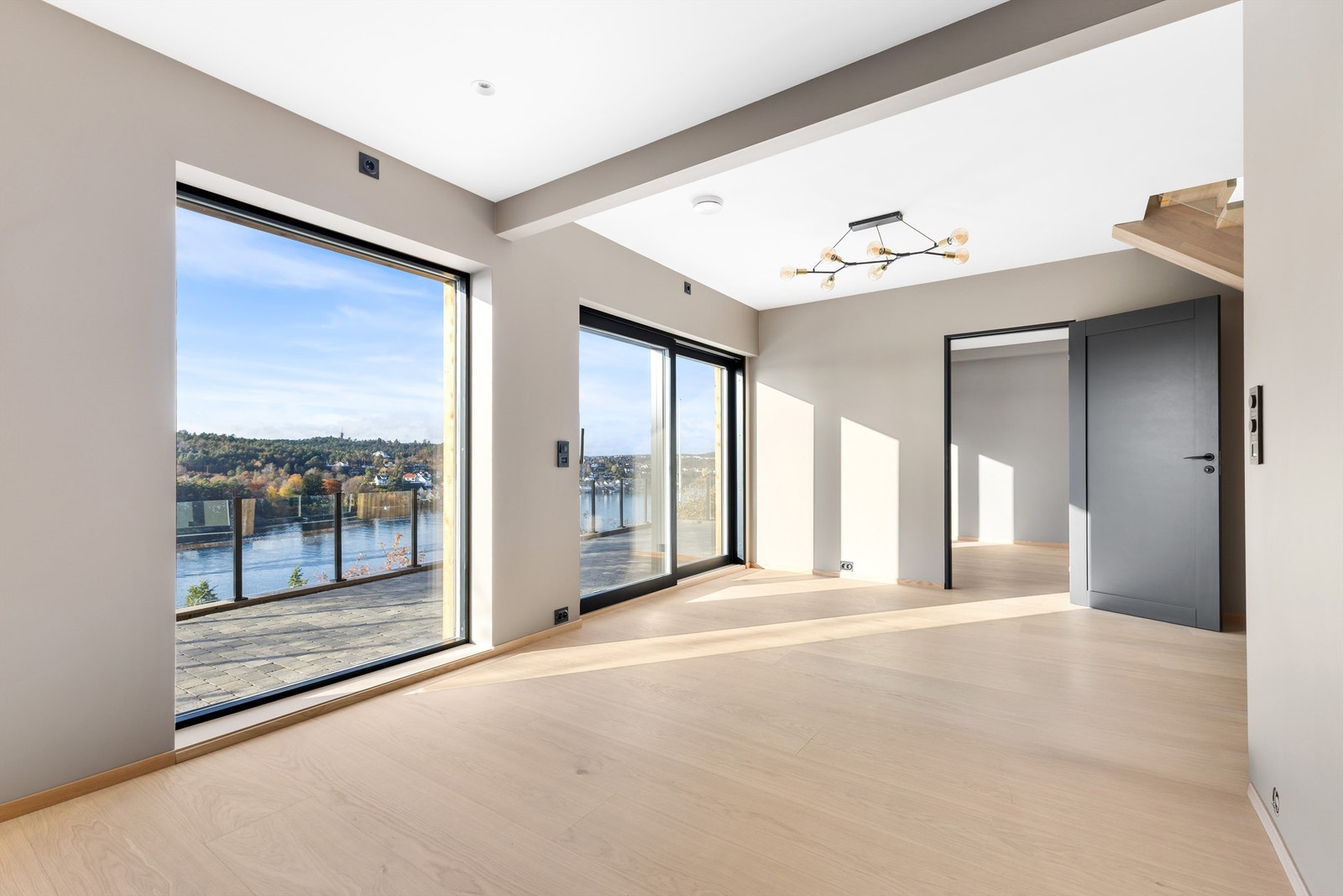 Stue i 1. etasje med store vindusflater og egen utgang til hagen. Galleribilde