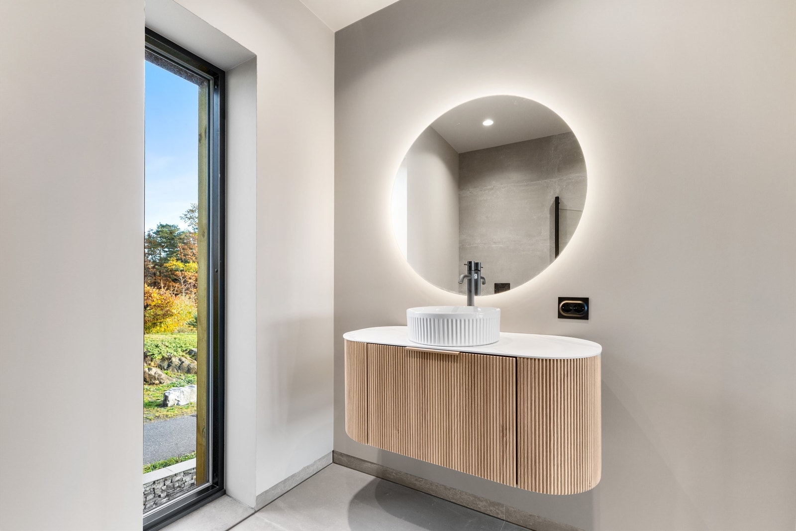 Bad 2. etasje innredet med servantskap, dusjhjørne og toalett Galleribilde