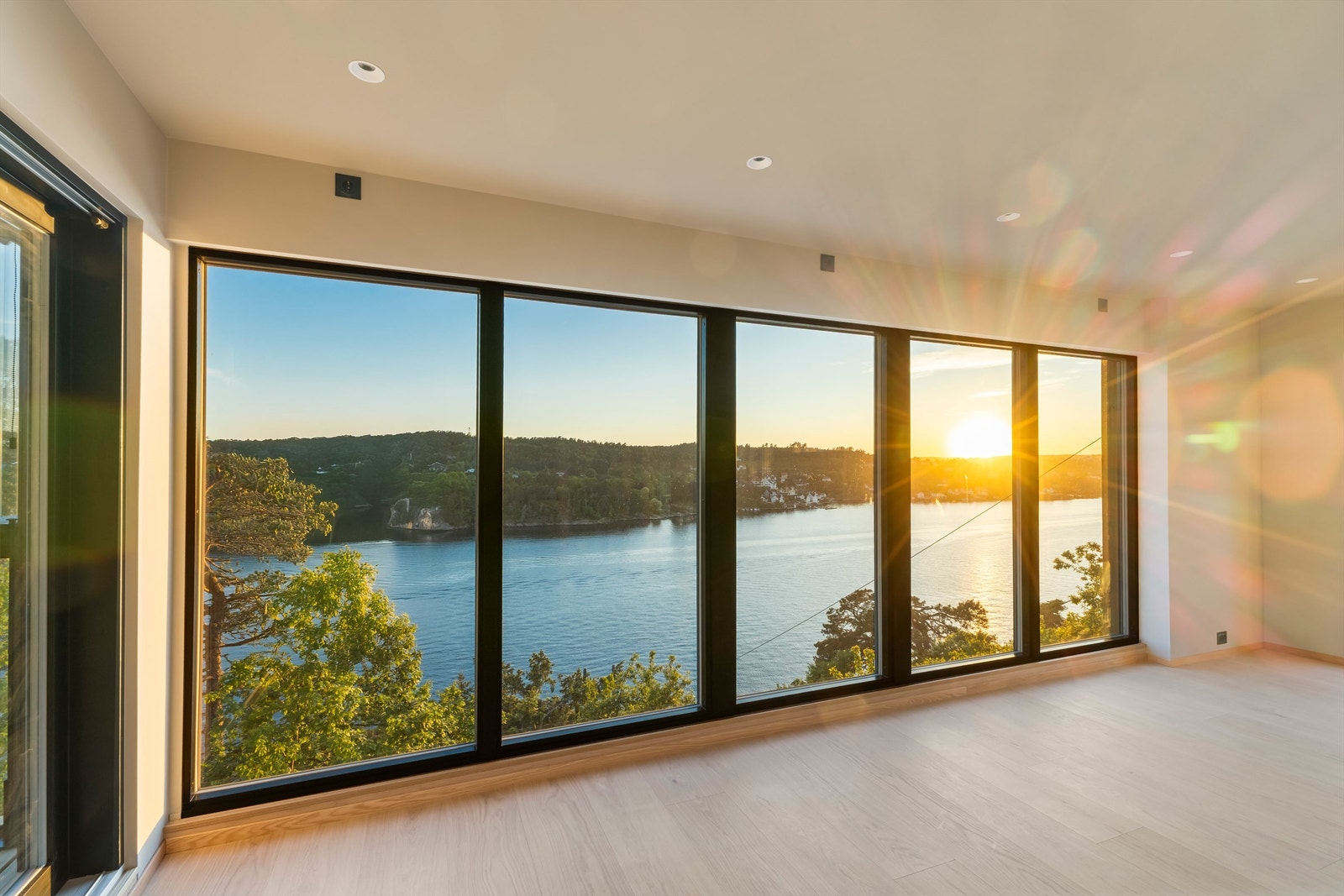 Stuen oppleves lys og luftig med store vindusflater. Herfra er det også direkte adkomst til innglasset terrasse Galleribilde