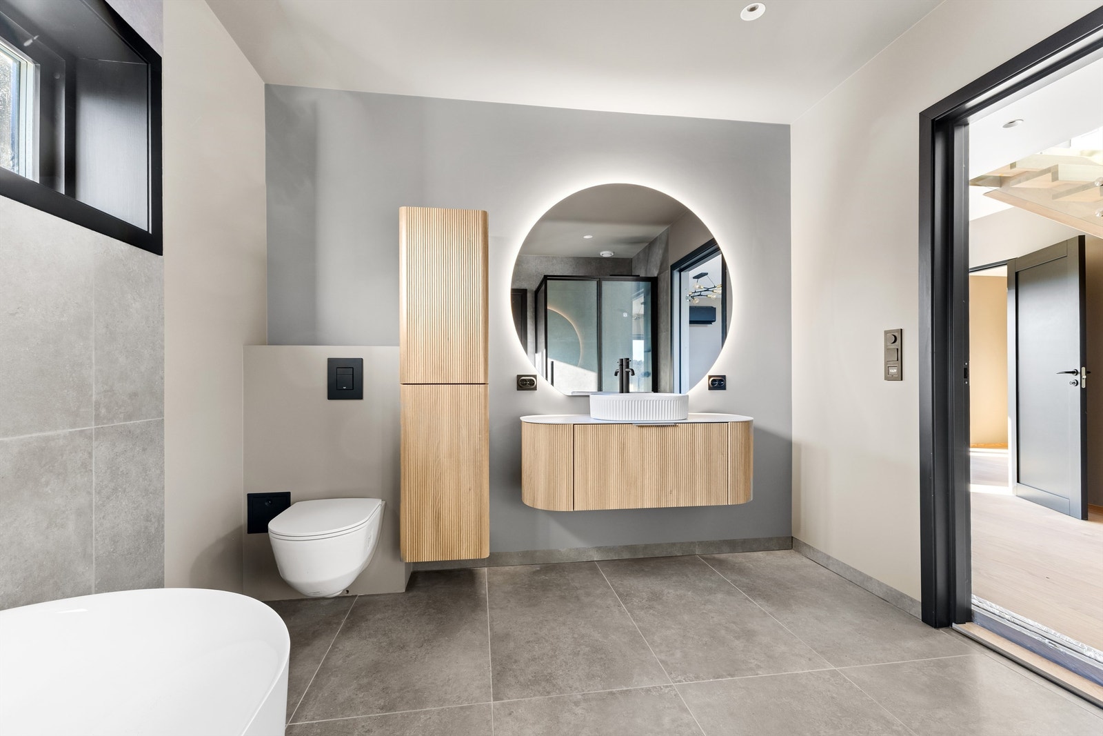 Bad i 1. etasje innredet med servantskap, badekar, dusjhjørne og toalett. Galleribilde