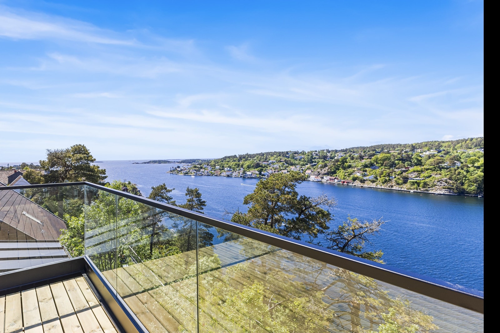 Takterrasse som gir maksimal glede av både solforholdene og det idylliske landskapet som omgir eiendommen. Galleribilde