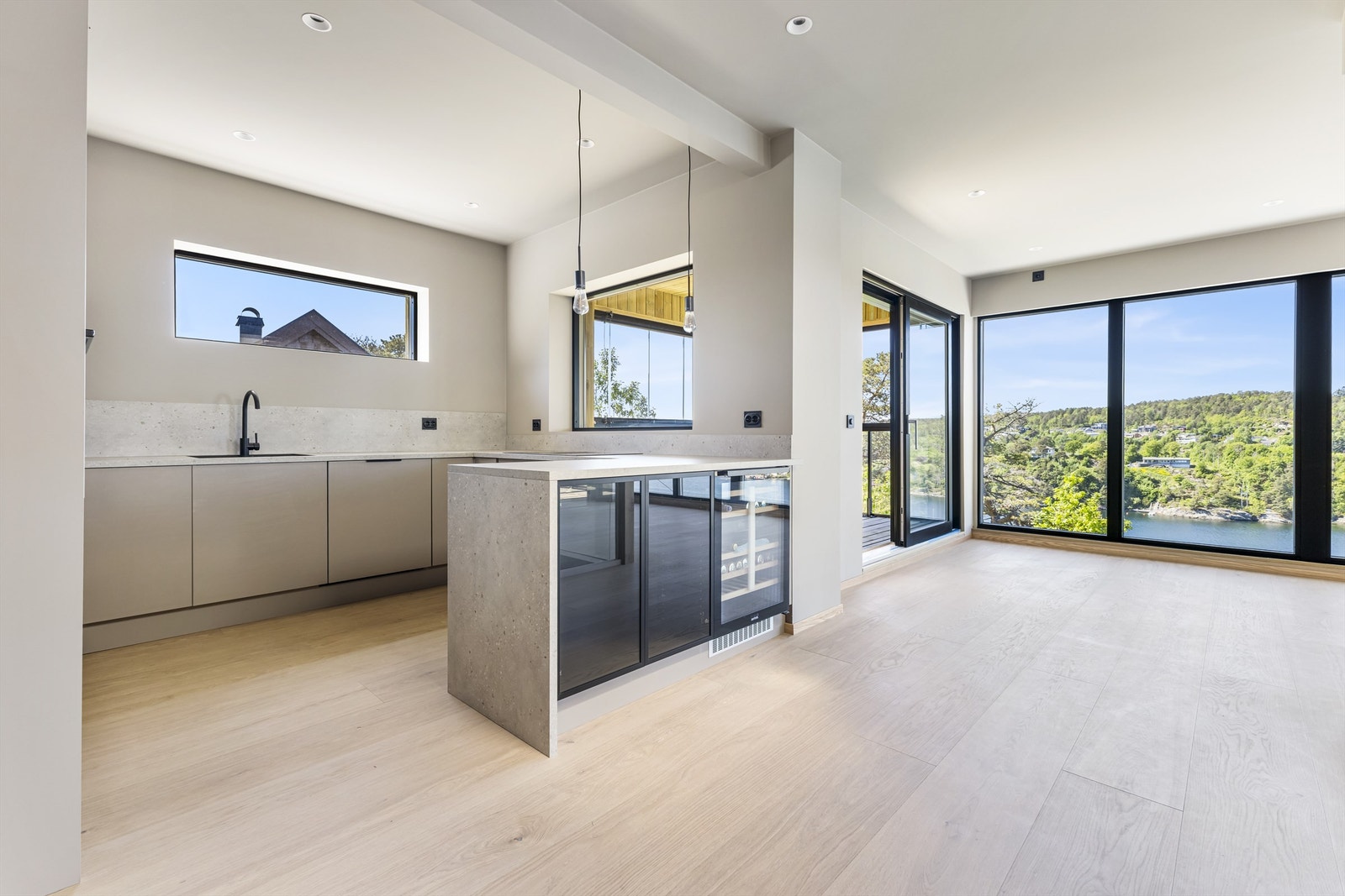 Åpen kjøkkenløsning med tidsriktig og moderne design. Galleribilde