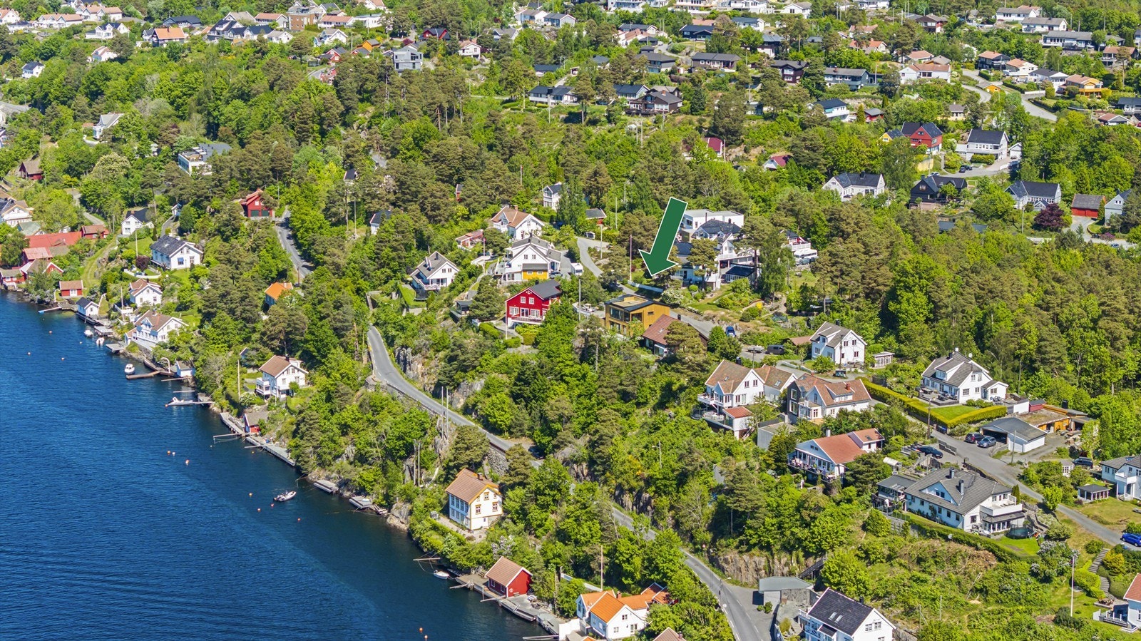 Eiendommen ligger fint i terrenget i område bestående av vakre villabebyggelser. Galleribilde