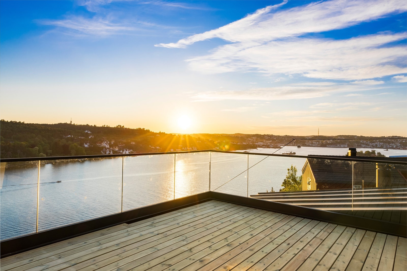 Eiendommen har optimale solforhold med sol fra morgen til kveld og magisk utsikt! Galleribilde