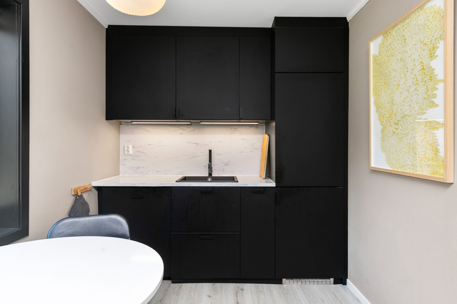 Praktisk kjøkkenløsning som gir romfølelse. Galleribilde