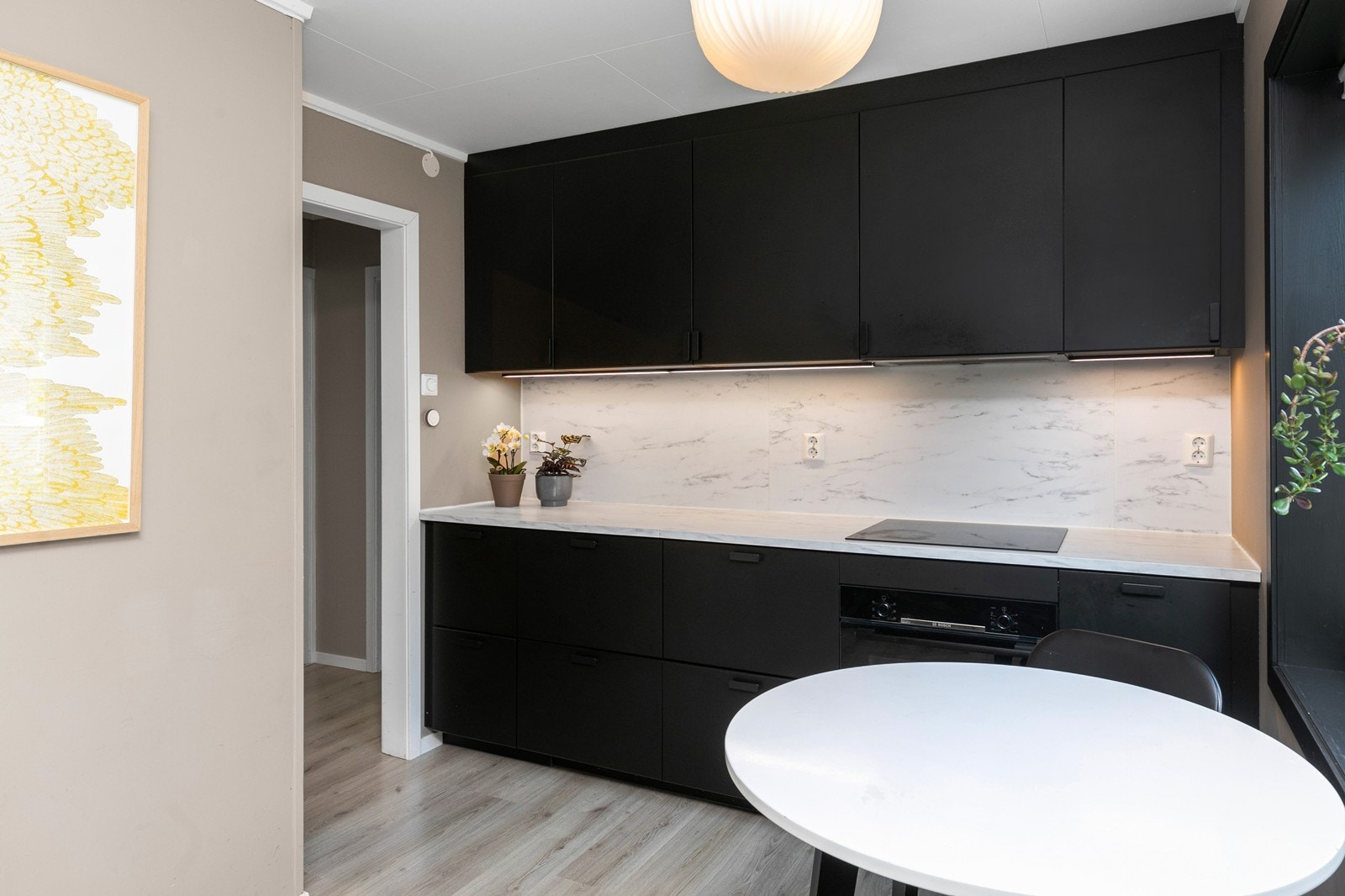 Praktisk kjøkkenløsning med god arbeidsflate. Galleribilde