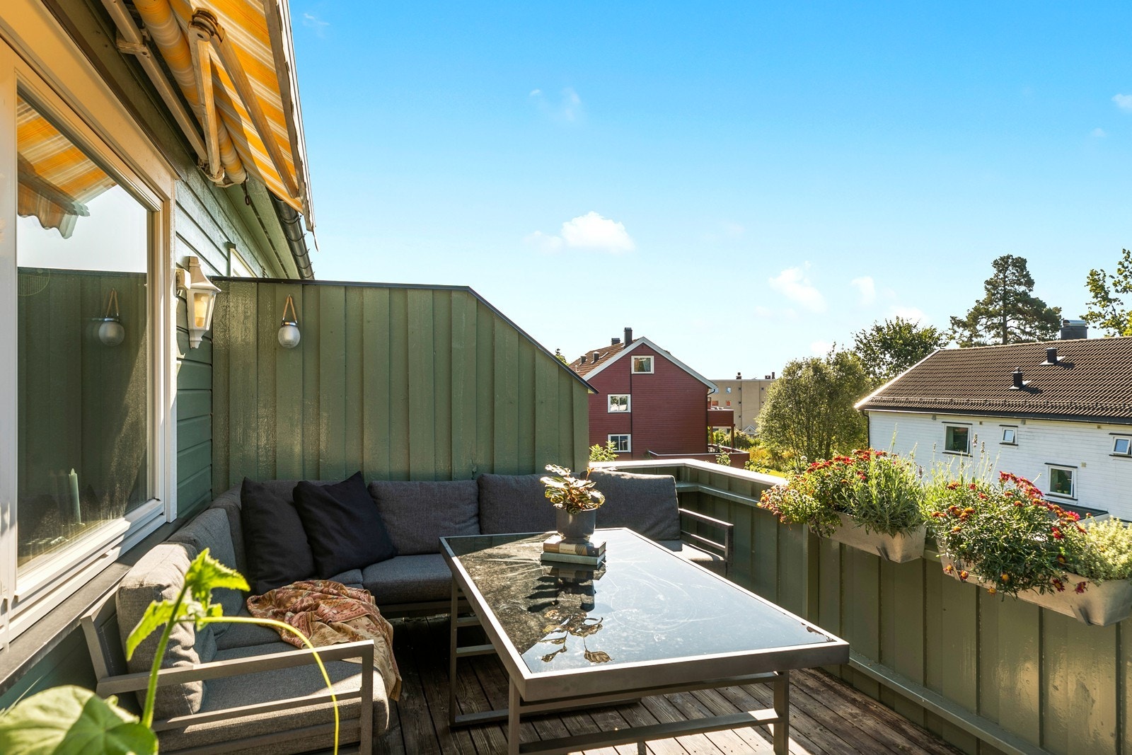 Solrik terrasse med sittegruppe og hyggelig utsyn. Galleribilde