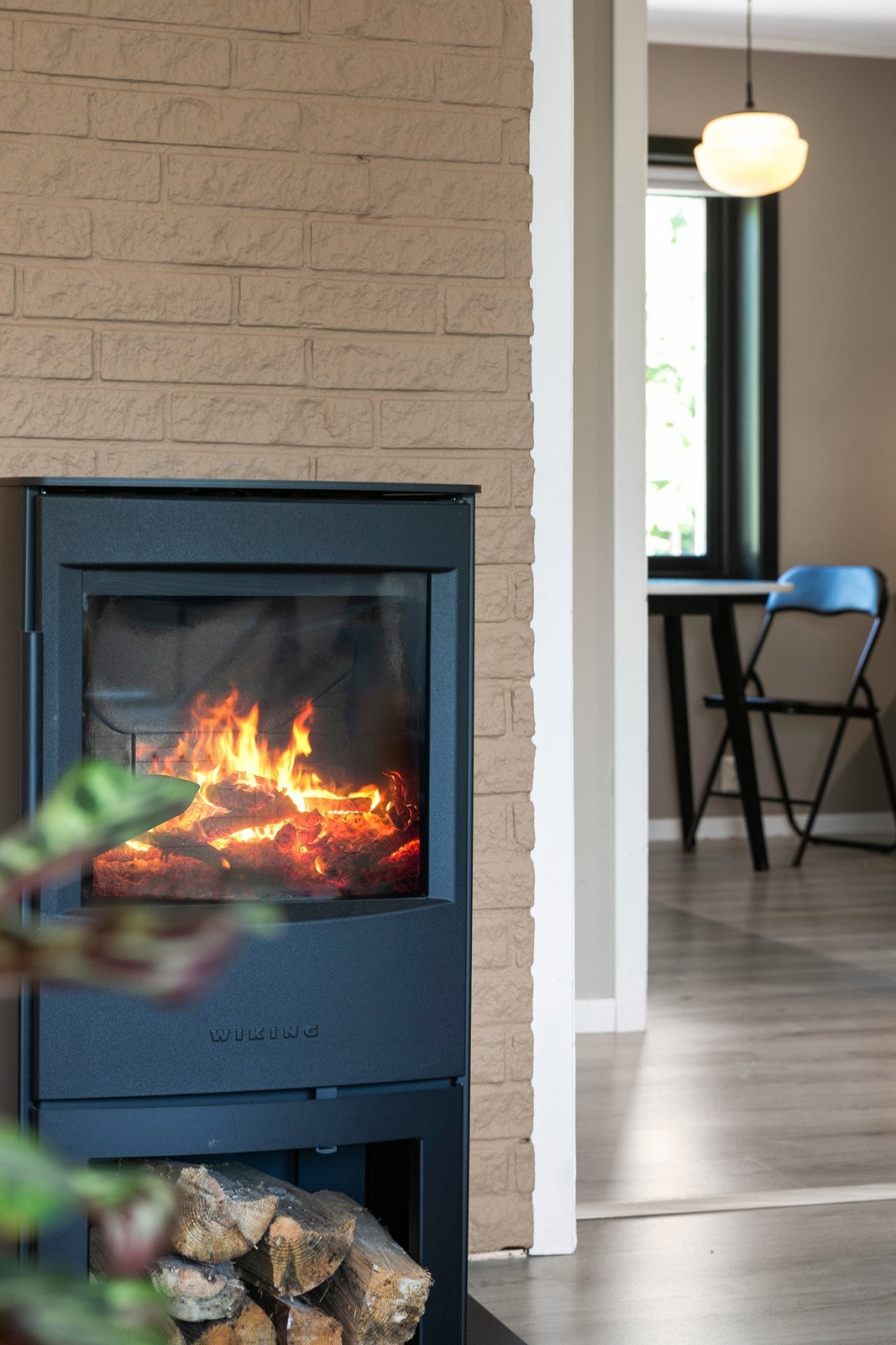 Koselig og varm vedovn. Galleribilde