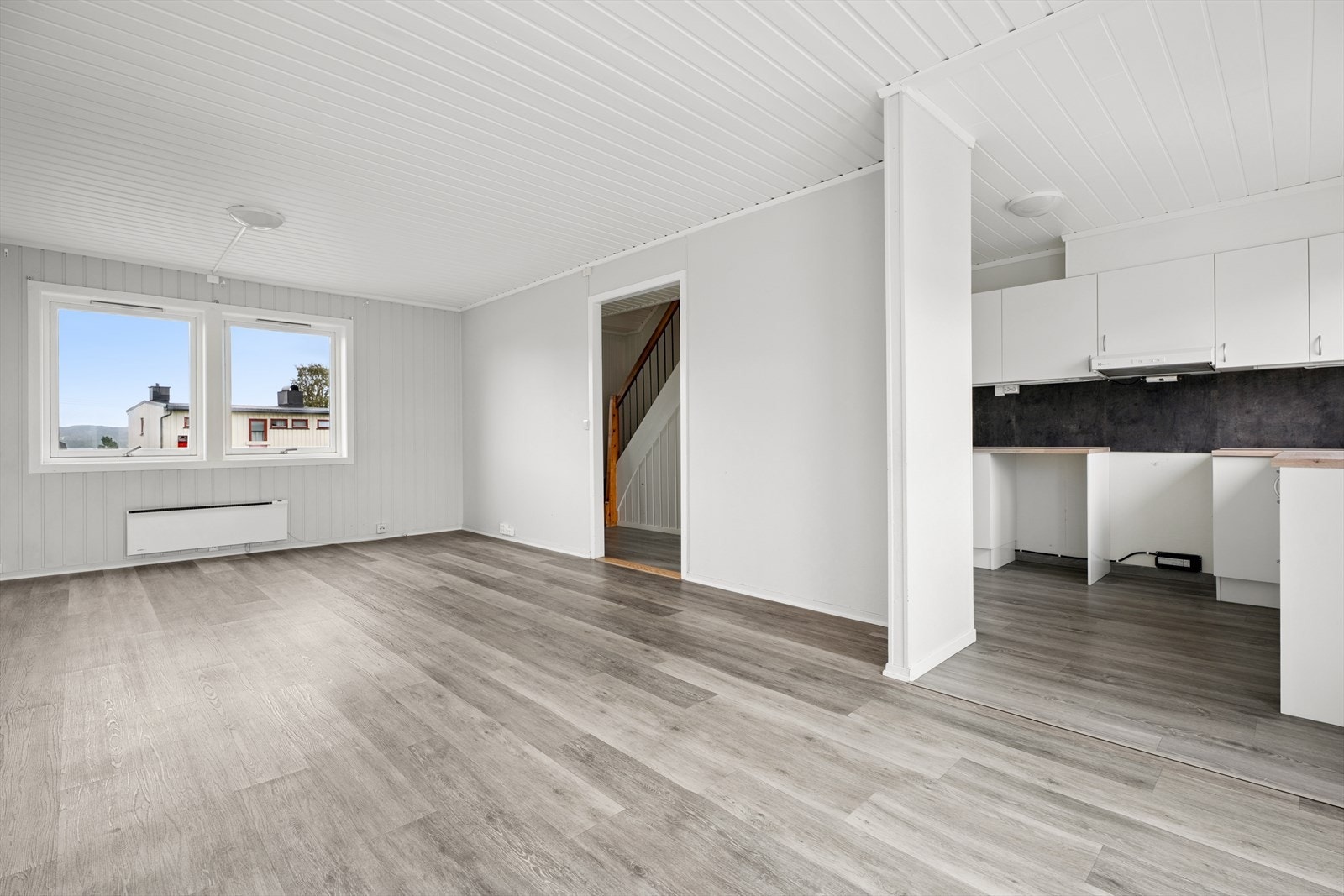 Boligen har i hovedsak heltregulv og gulvbelegg. Overflatene på veggene består hovedsakelig av malte glatte flater, panel, panelplater og malt strie. Galleribilde