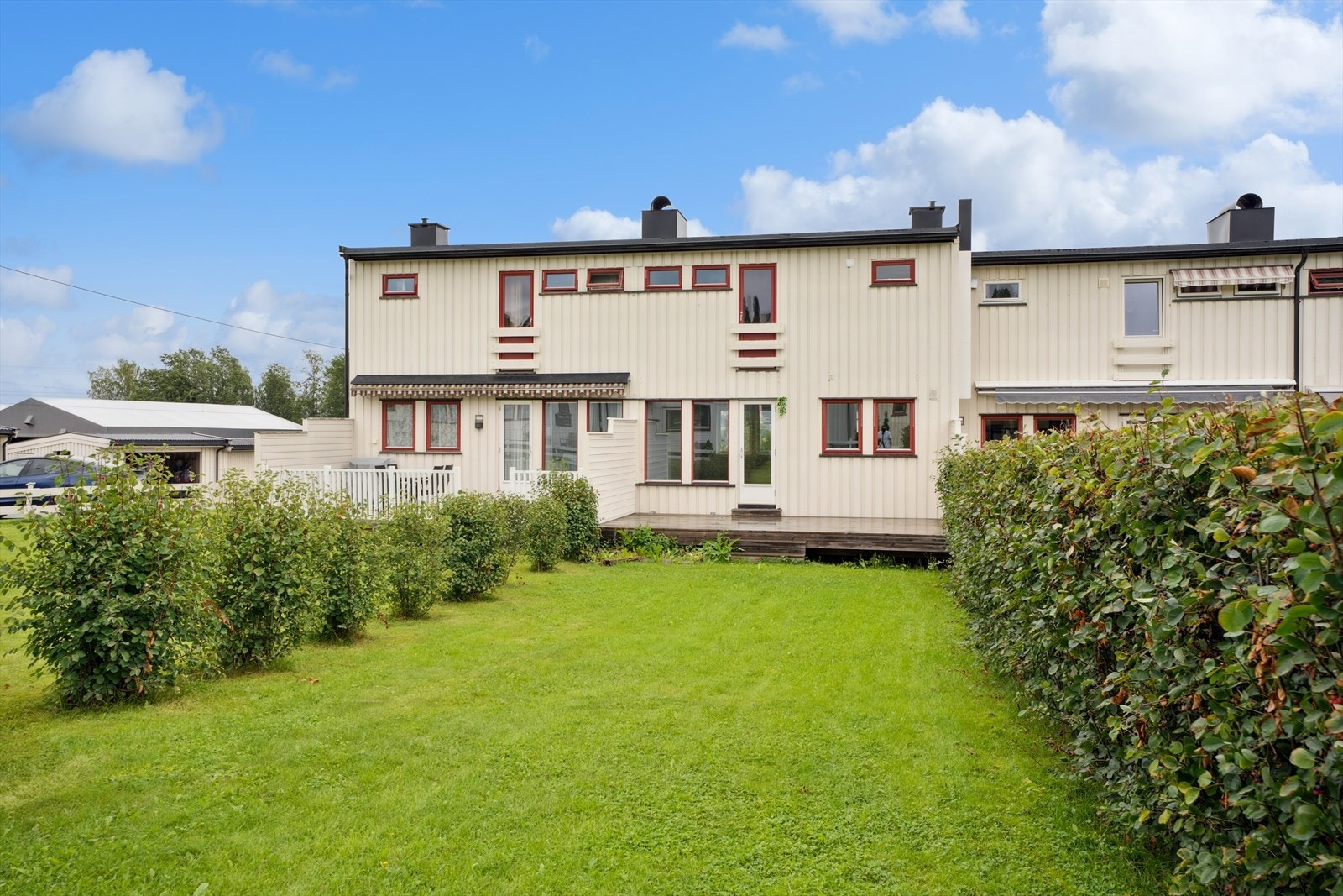 Kirkebyskogen 15 ligger i et rolig og etablert boområde sør i Gjøvik. Her bor du skjermet fra byens støy, samtidig som du har kort vei til det meste du trenger i hverdagen. Galleribilde