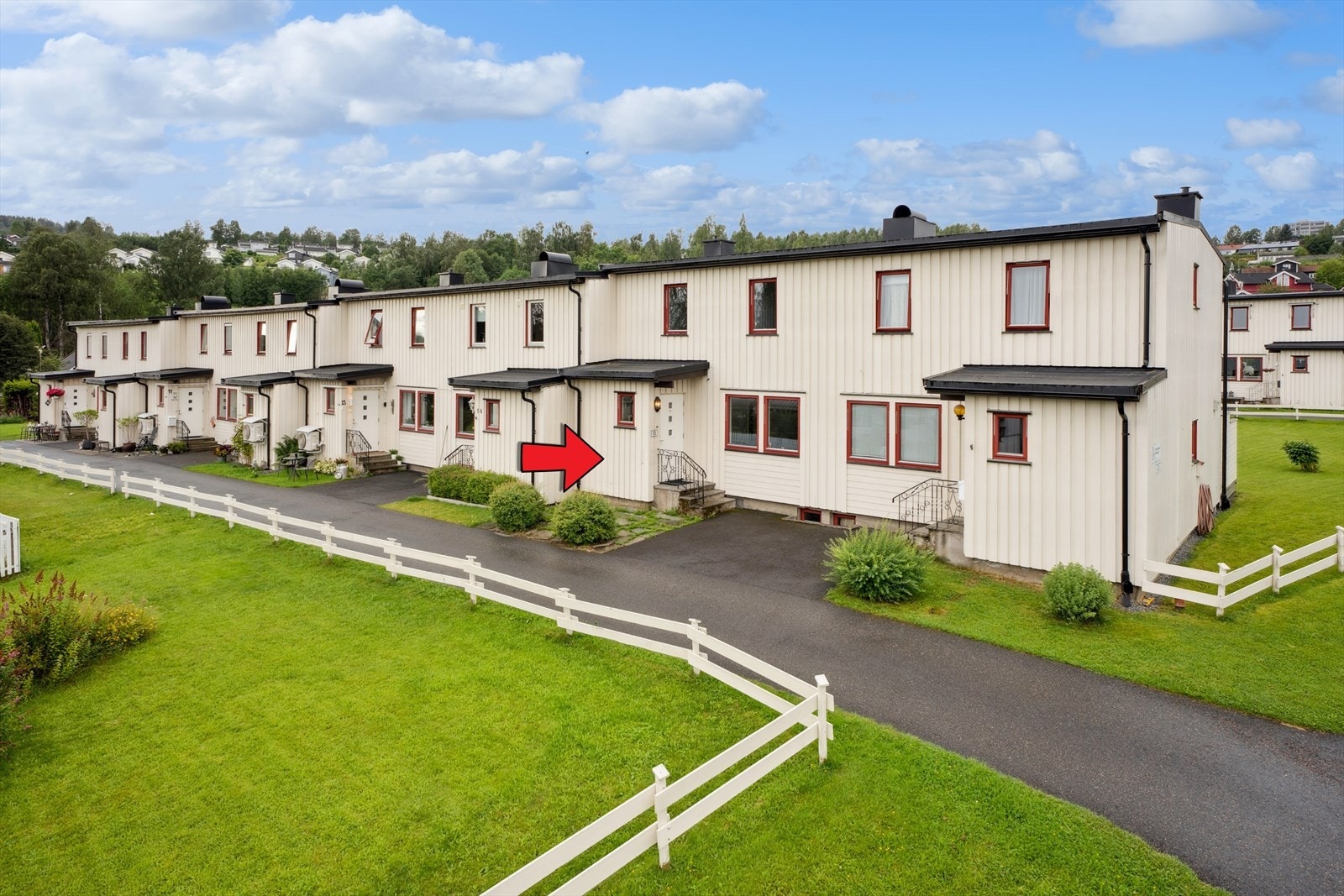 Rekkehus over to plan pluss kjeller, med solrik og barnevennlig beliggenhet på Kirkeby i Sørbyen. Galleribilde
