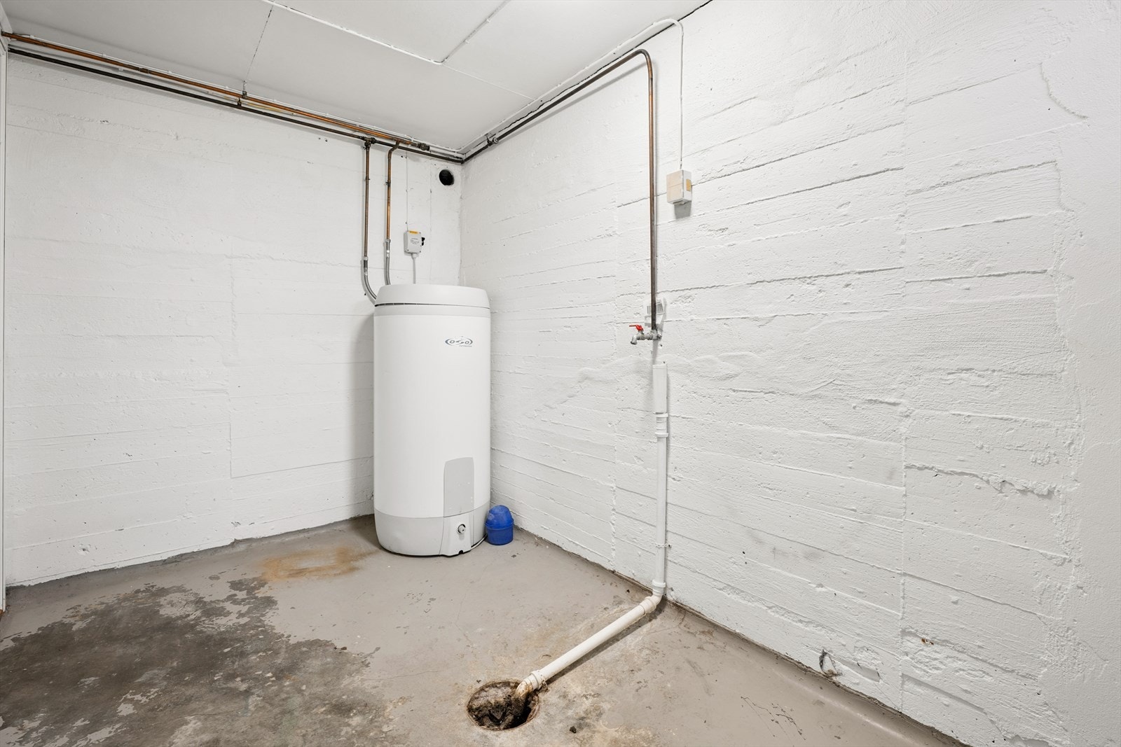 Varmtvannsbereder på 198 liter fra 2013 er plassert i kjeller. Galleribilde