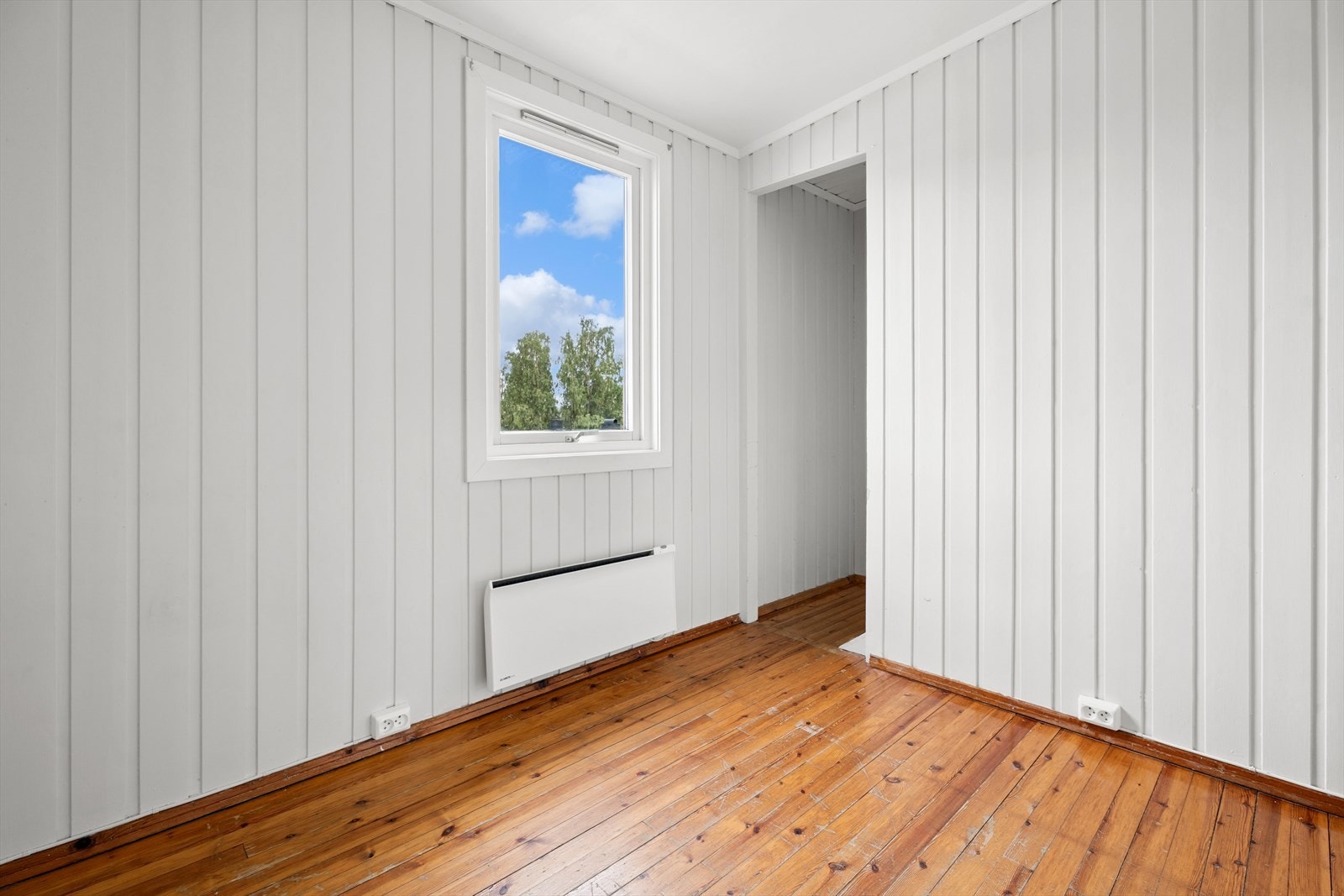 Soverom med tilgang til klesrom/ bodrom. Galleribilde