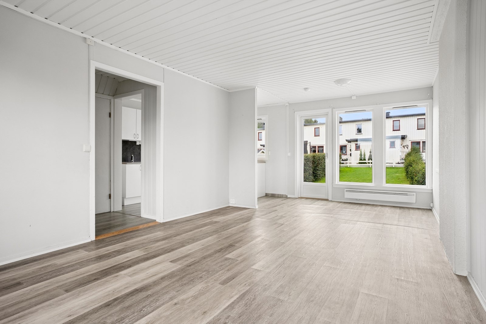 1. etasje består av entré, kjøkken og stue med utgang til vestvendt terrasse på ca. 20 m². Galleribilde