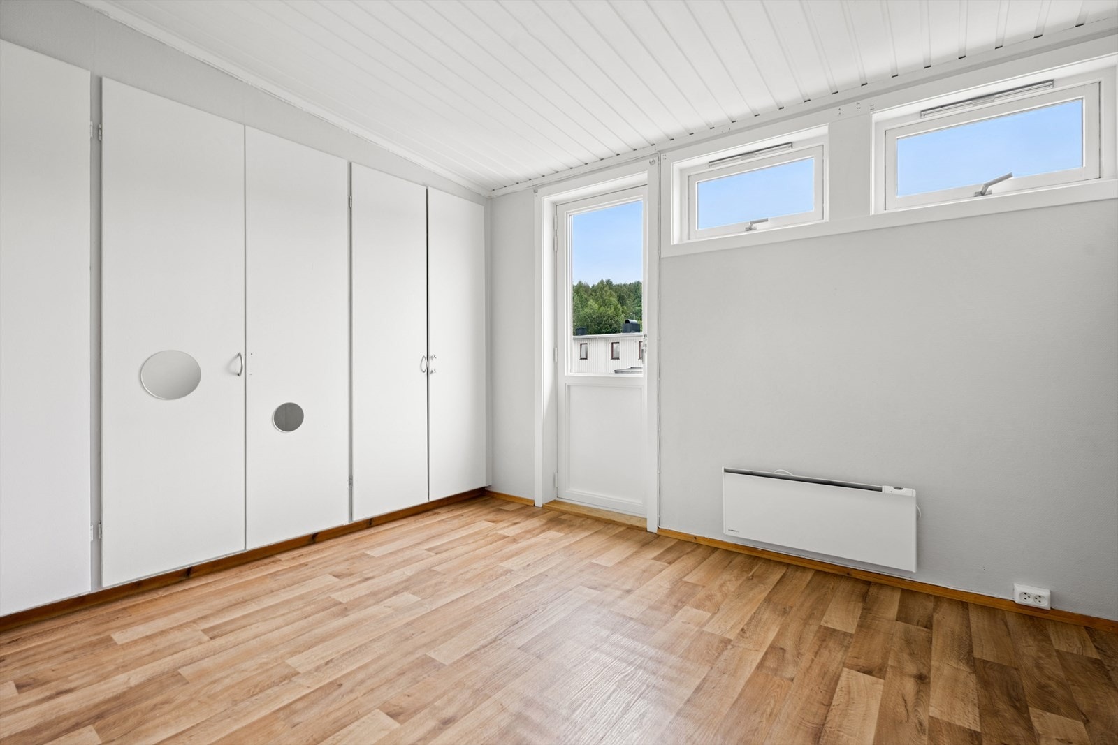 Hovedsoverommet har god plass for dobbeltseng og er innredet med romslig garderobeløsninger. Galleribilde