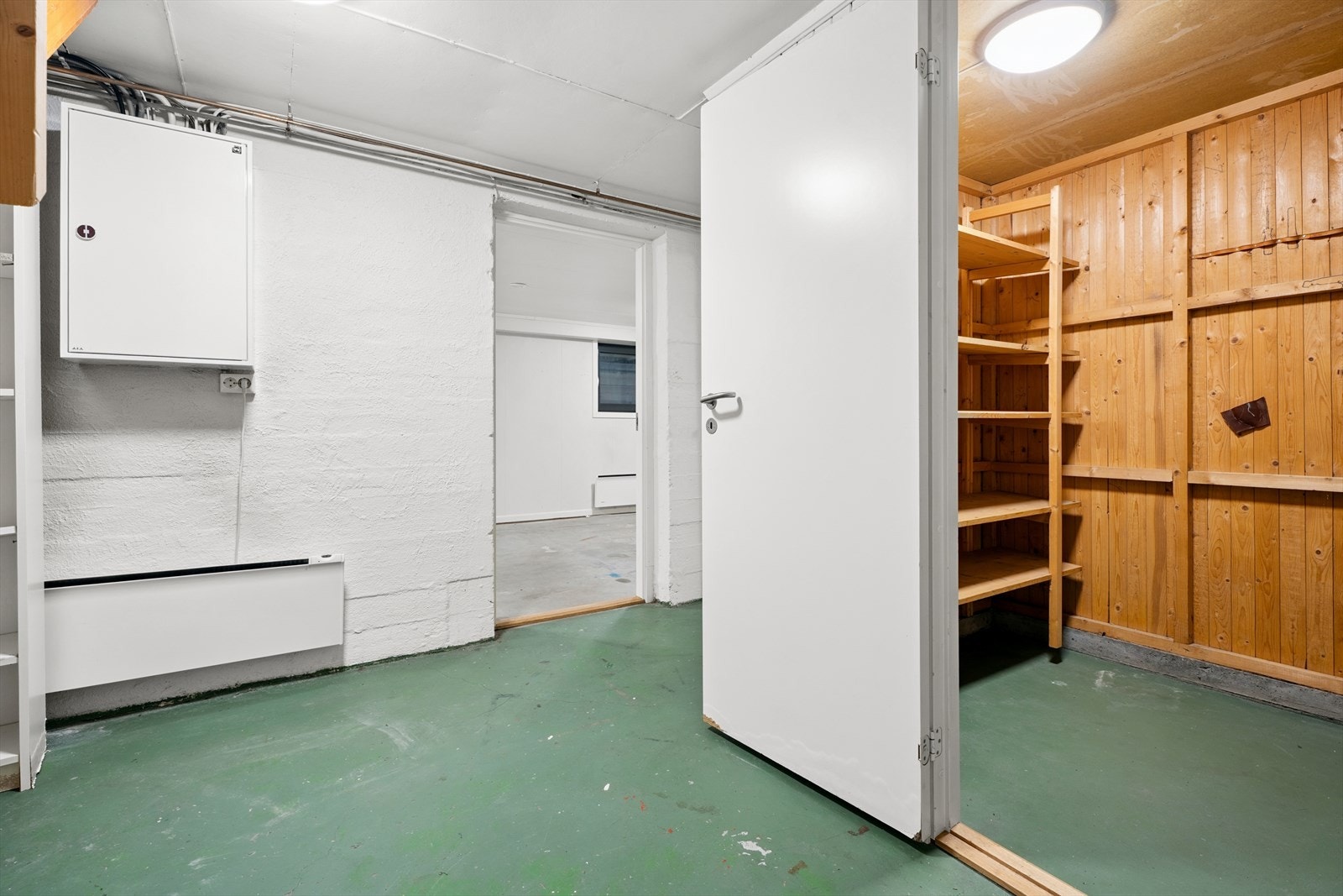 Kjelleren består av fire boder med gode oppbevaringsmuligheter. Galleribilde