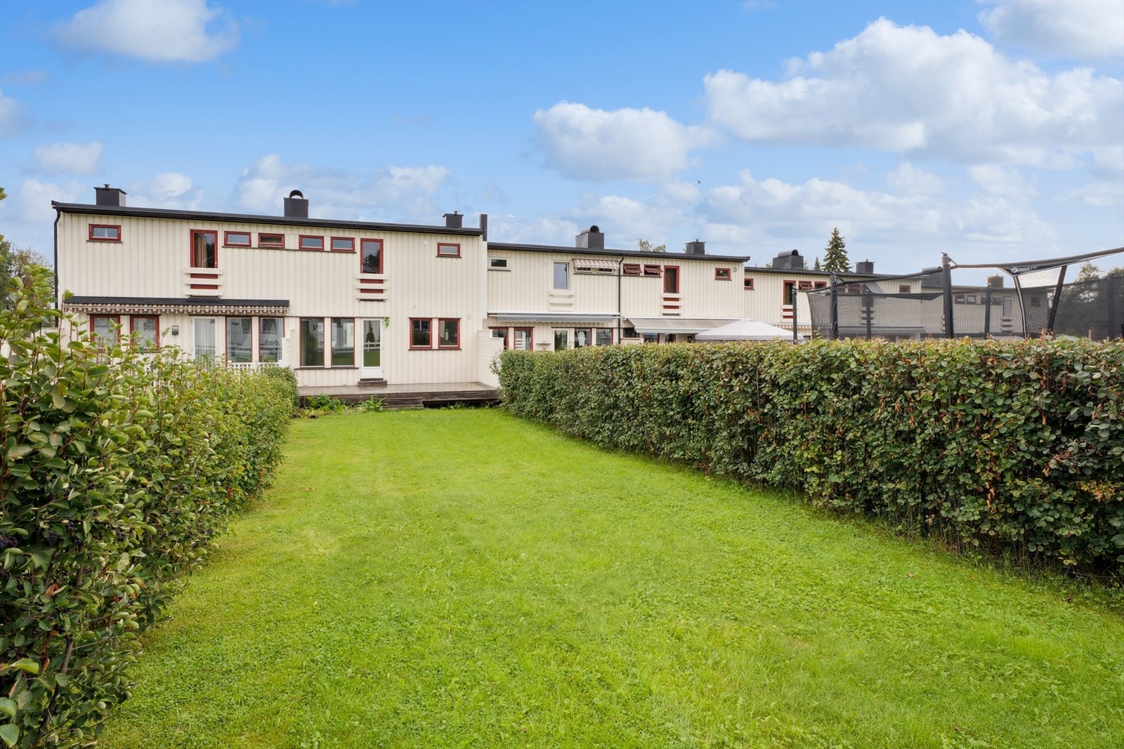 Boligen disponerer disponerer naturlig andel av felles tomt rundt leiligheten. Galleribilde